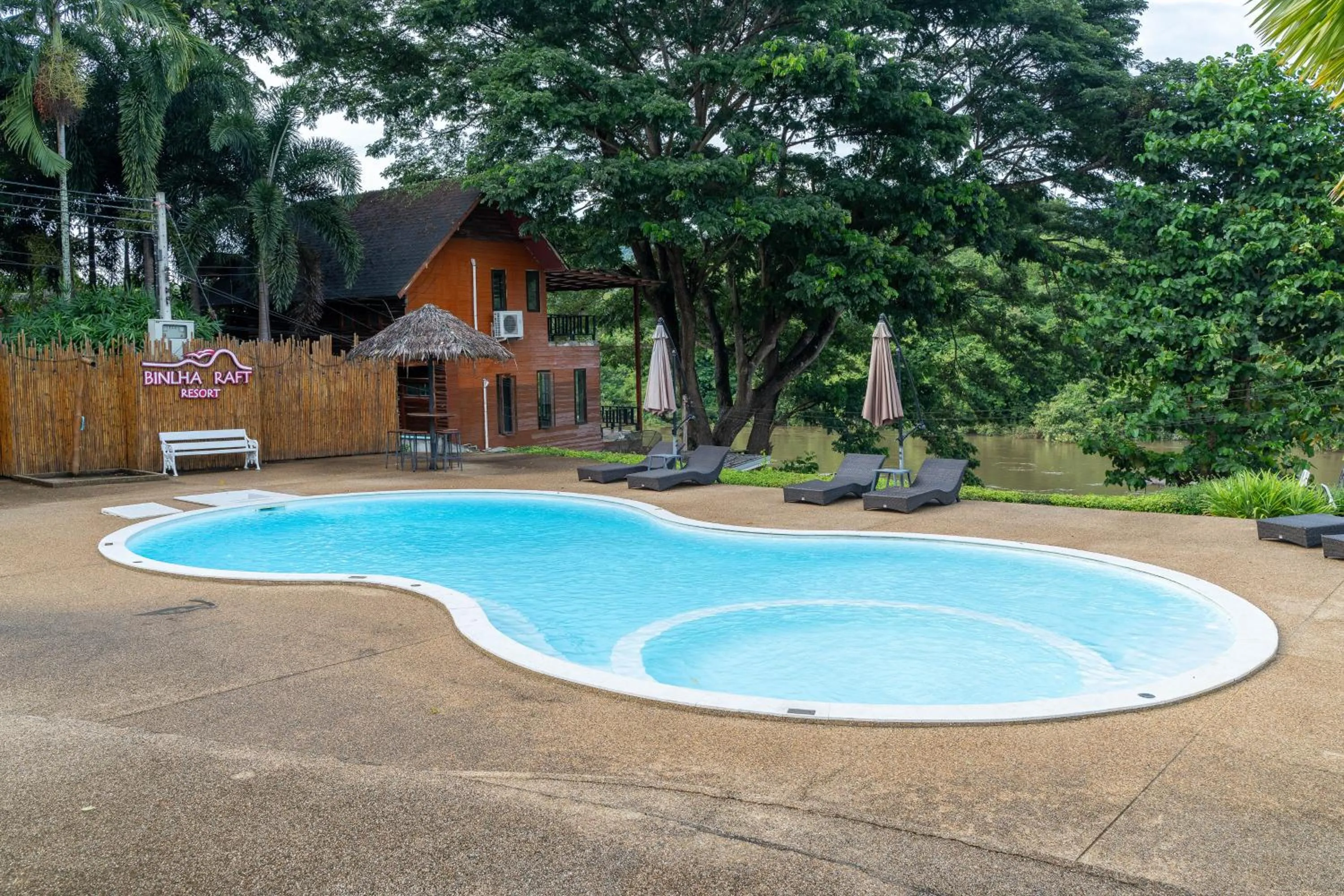Swimming pool in Binlha Raft Resort