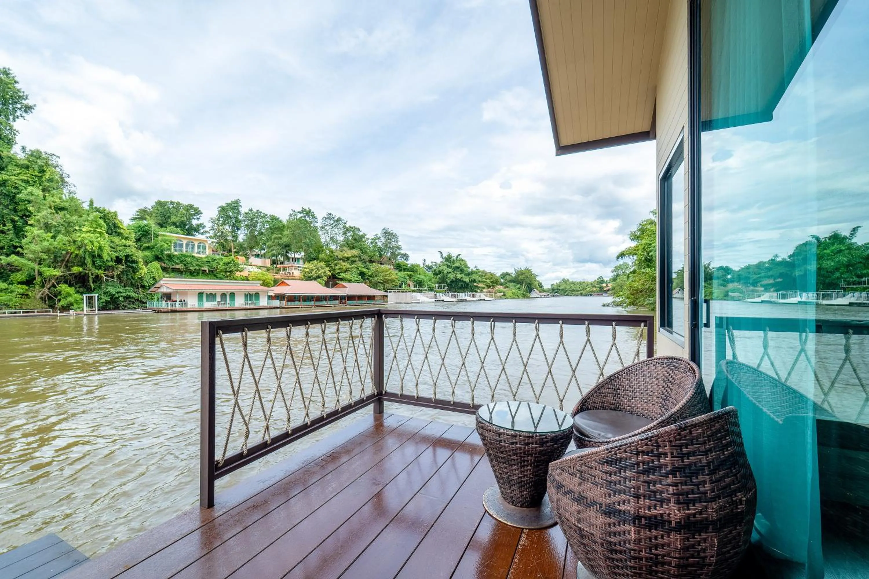 Balcony/Terrace in Binlha Raft Resort