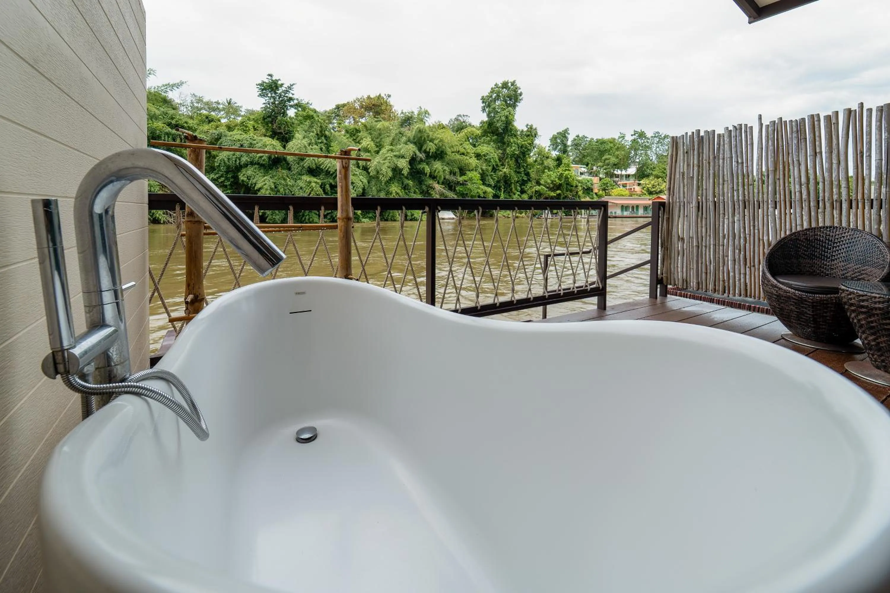 Bath in Binlha Raft Resort