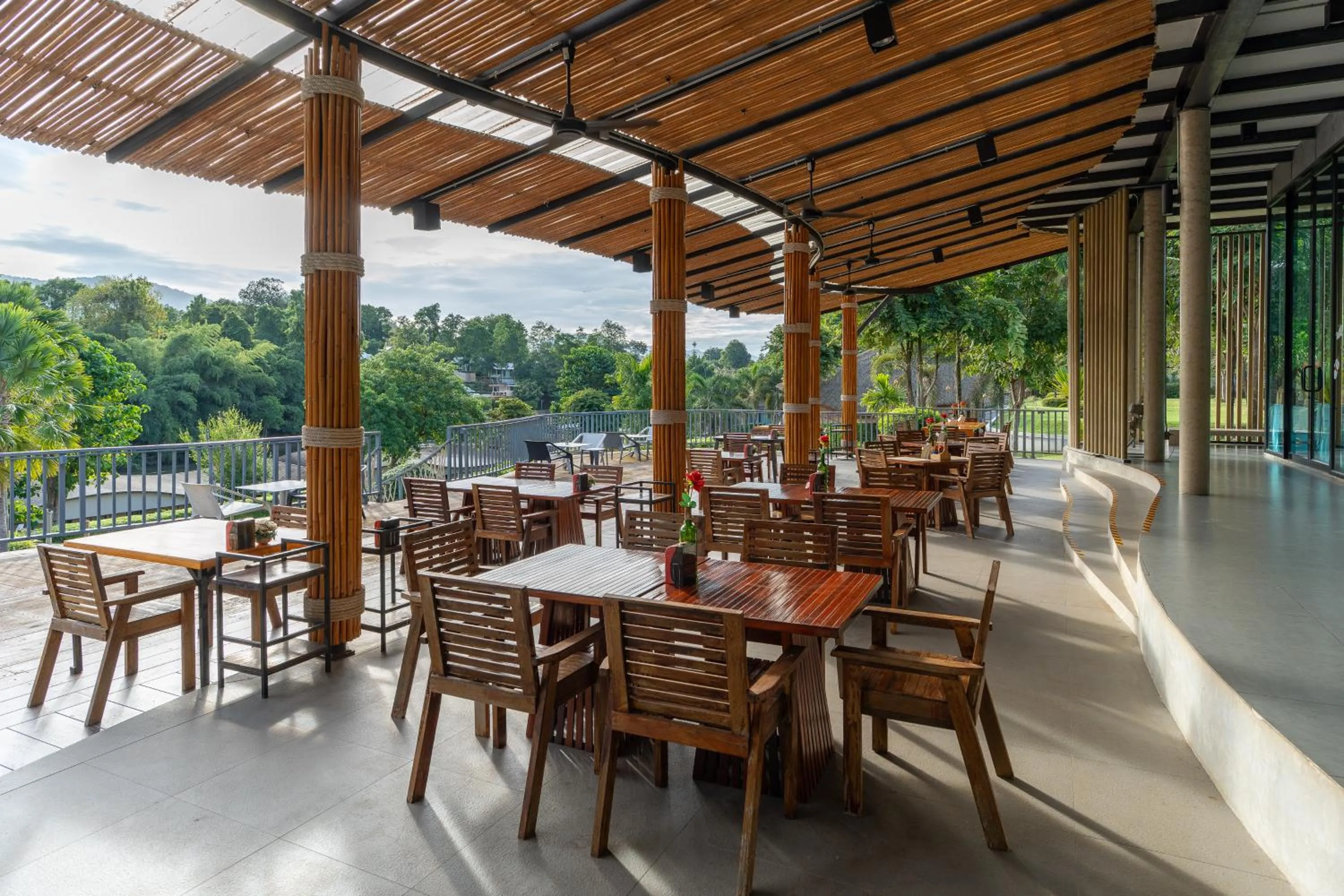 Restaurant/places to eat in Binlha Raft Resort