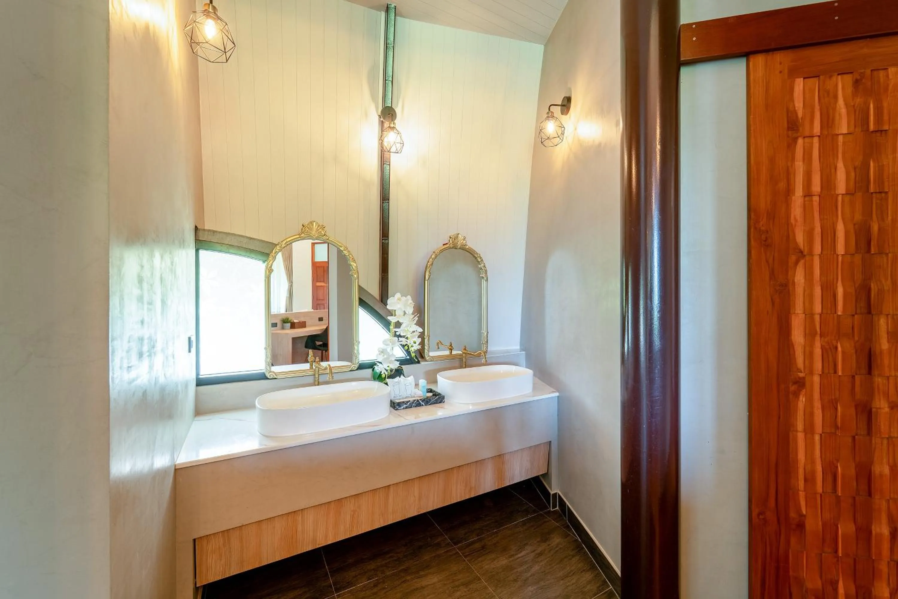 Bathroom, Bed in Binlha Raft Resort