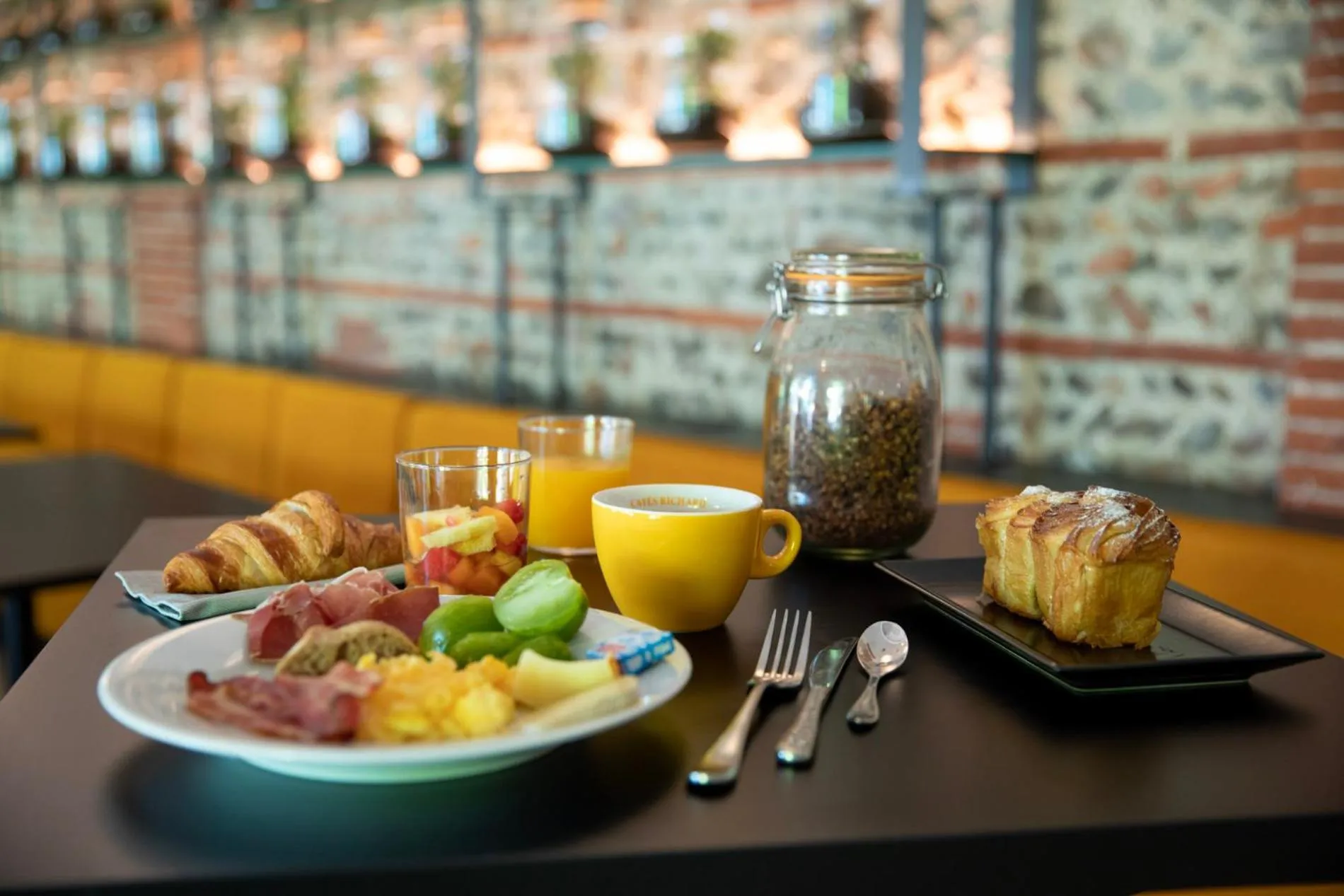 Breakfast in Hôtel Résidence Les Pins Galants