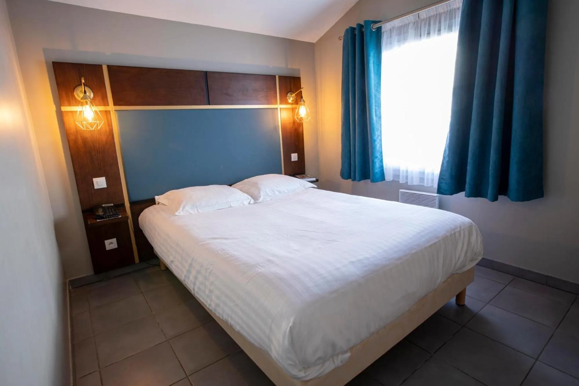 Bedroom in Hôtel Résidence Les Pins Galants