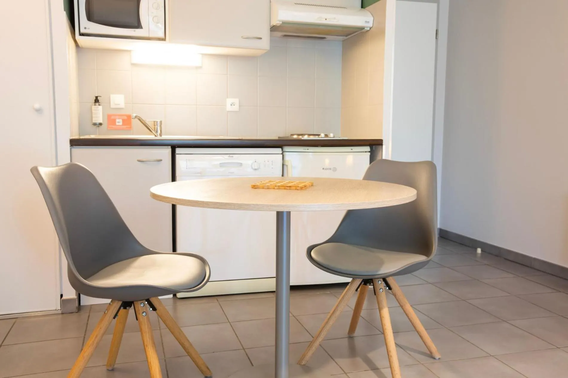 Kitchen or kitchenette in Hôtel Résidence Les Pins Galants