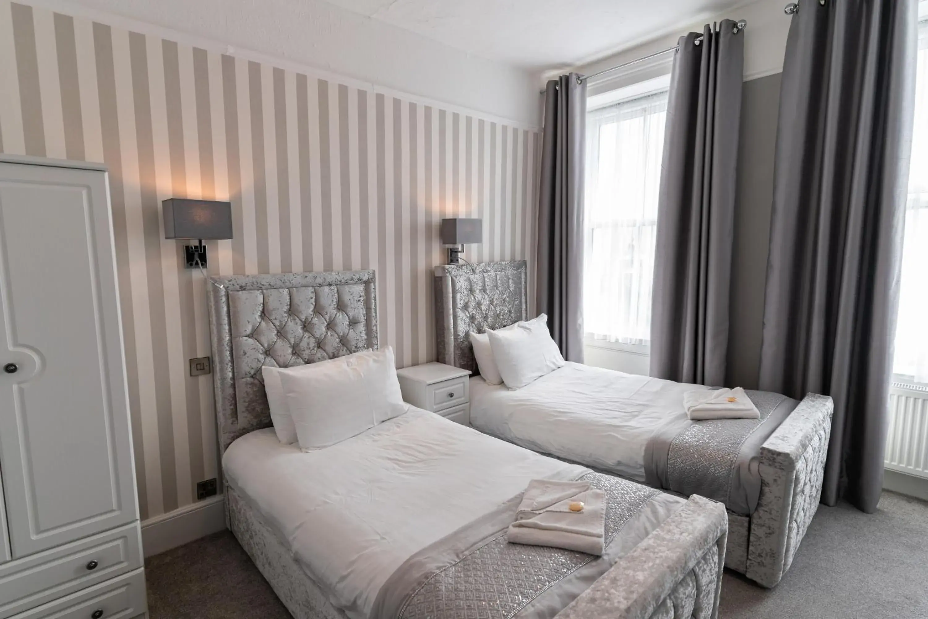 Deluxe Twin Room with Sea View in The Pier Hotel Deluxe Twin Room with Sea View in The Pier Hotel