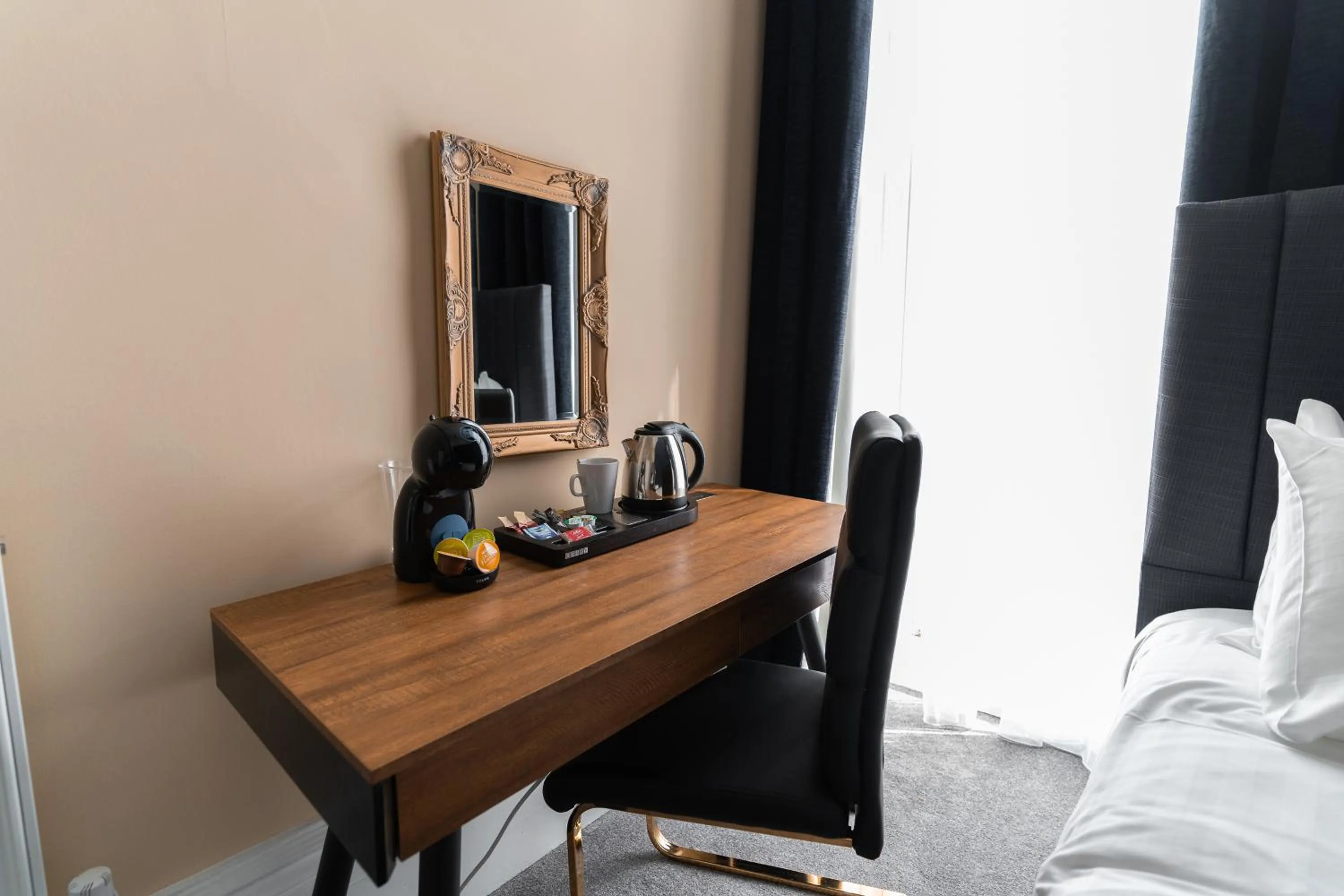 Coffee/tea facilities, Bed in The Pier Hotel