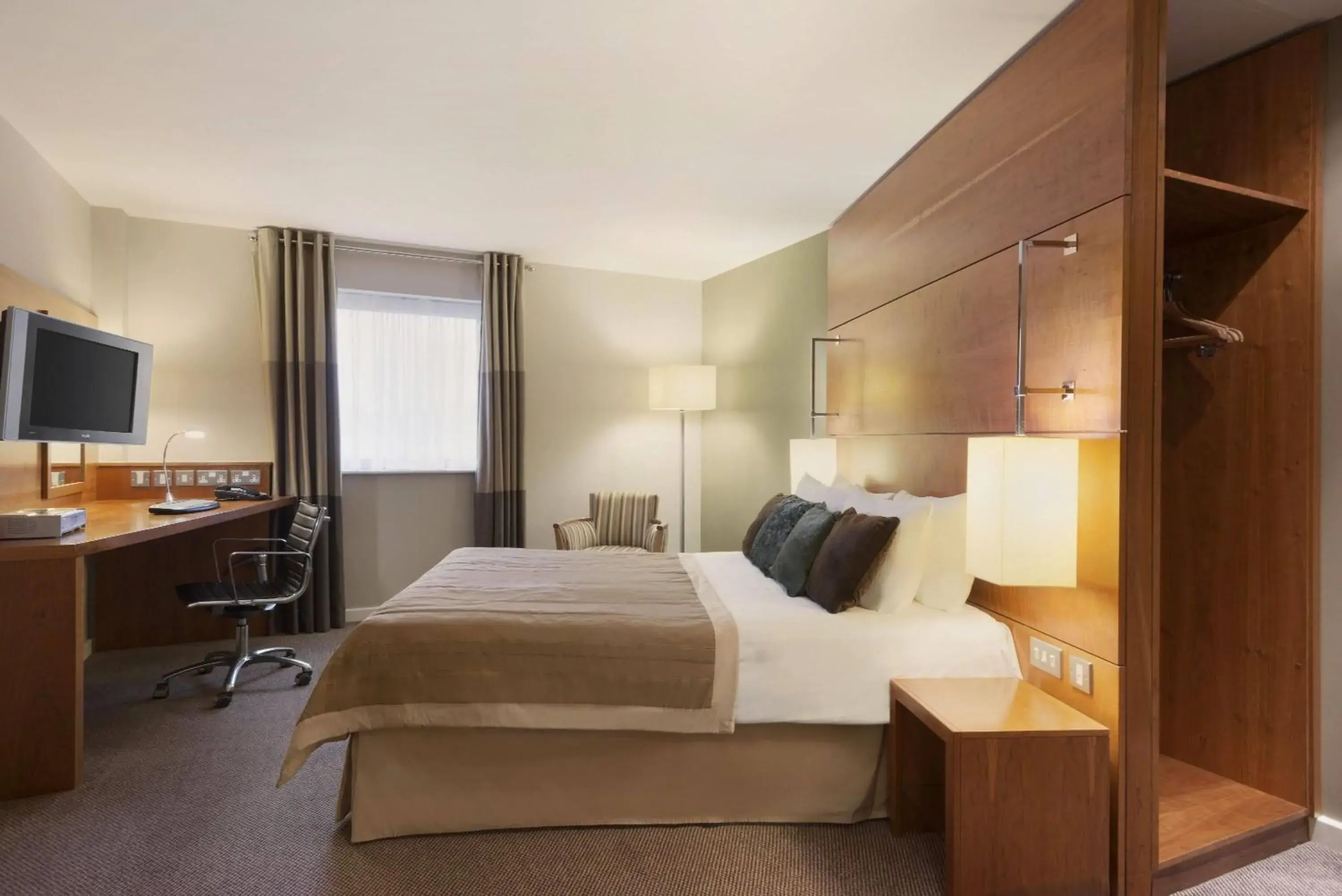 Photo of the whole room, Bed in Ramada Plaza Wrexham Photo of the whole room, Bed in Ramada Plaza Wrexham