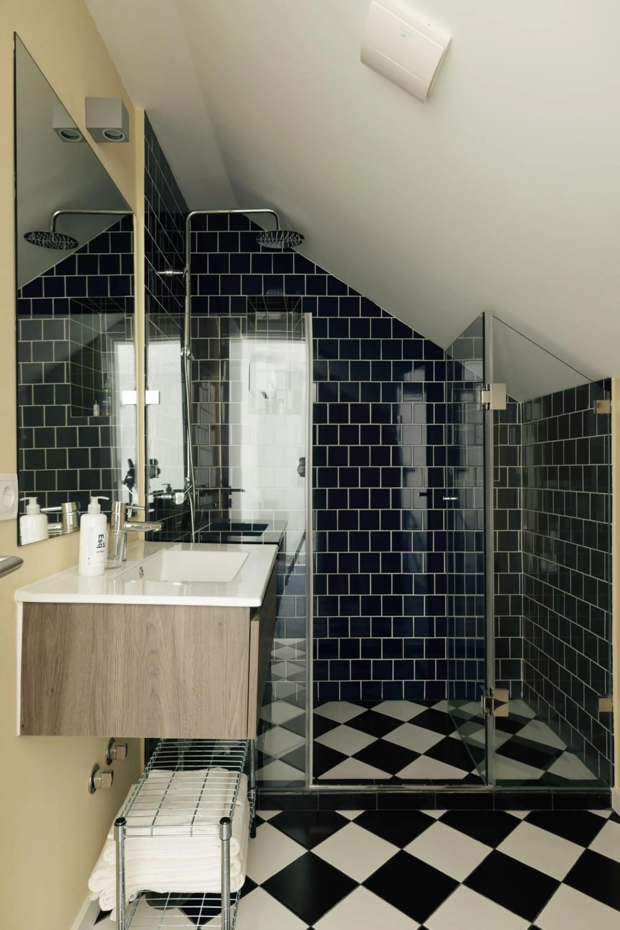 Toilet in Esqina Urban Lodge