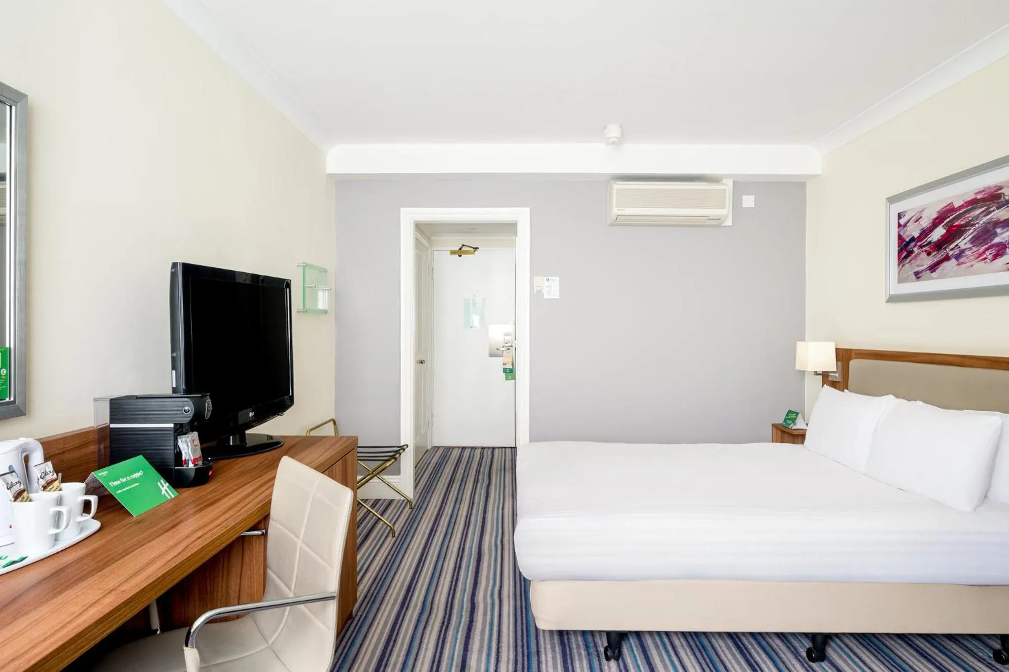 Photo of the whole room, Bed in Holiday Inn Leeds-Wakefield M1 Jct40 by IHG