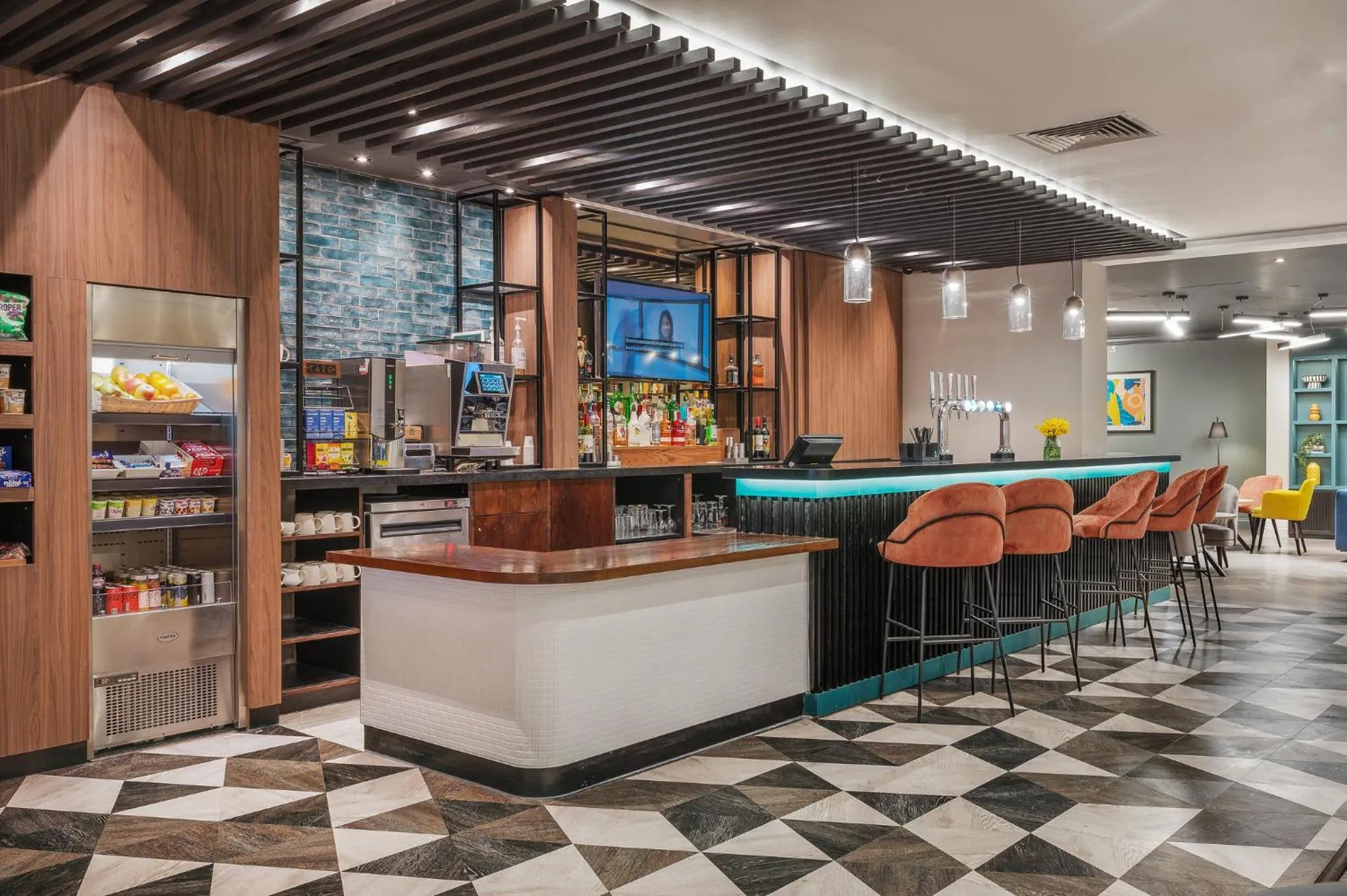 Lounge or bar in Holiday Inn Leeds-Wakefield M1 Jct40 by IHG