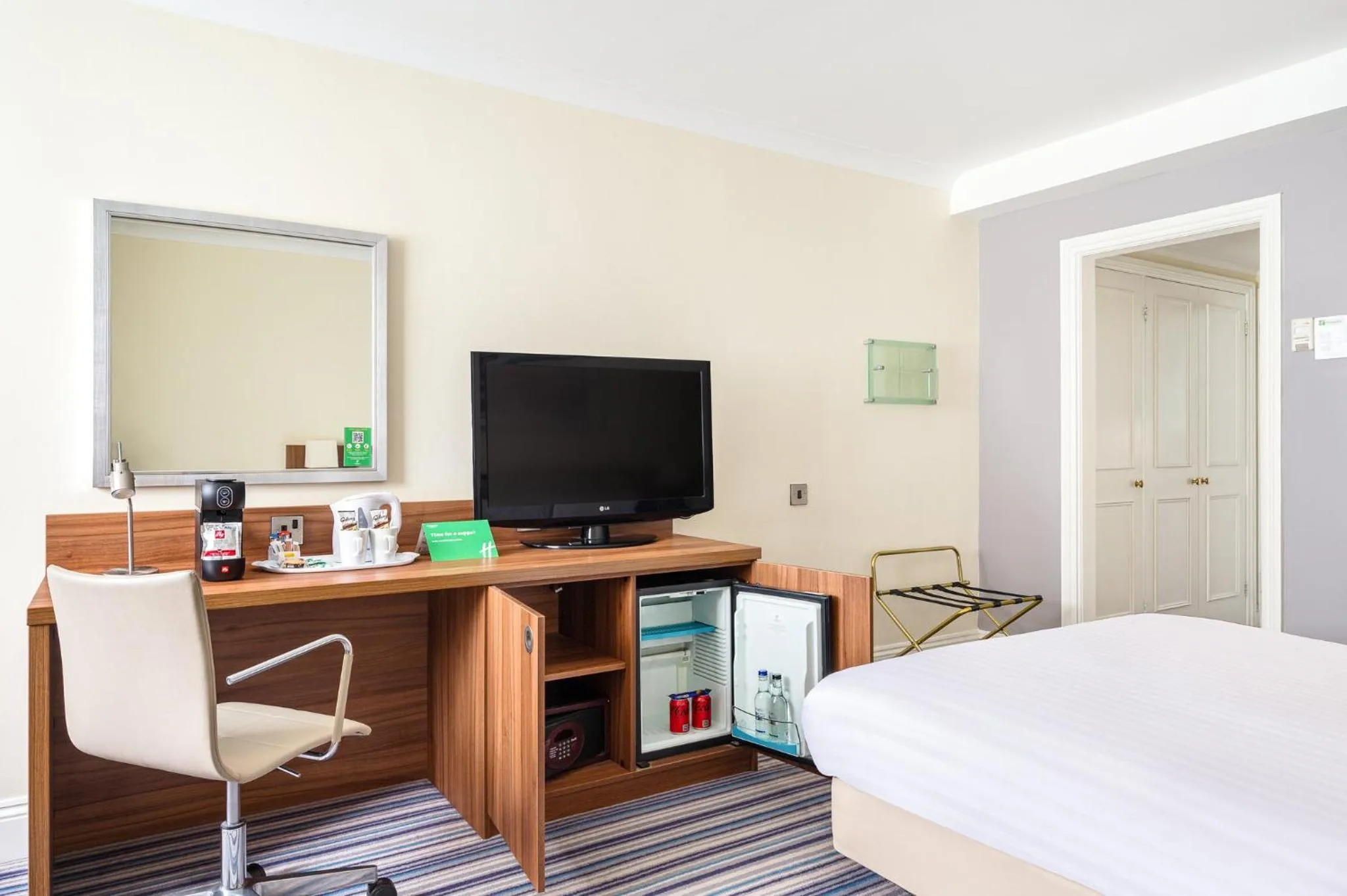 Photo of the whole room, Bed in Holiday Inn Leeds-Wakefield M1 Jct40 by IHG