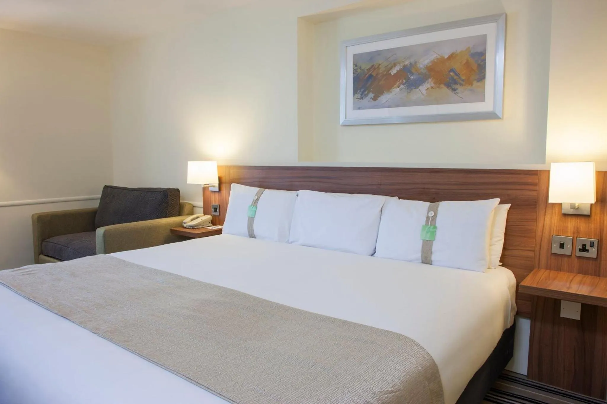 Photo of the whole room, Bed in Holiday Inn Leeds-Wakefield M1 Jct40 by IHG