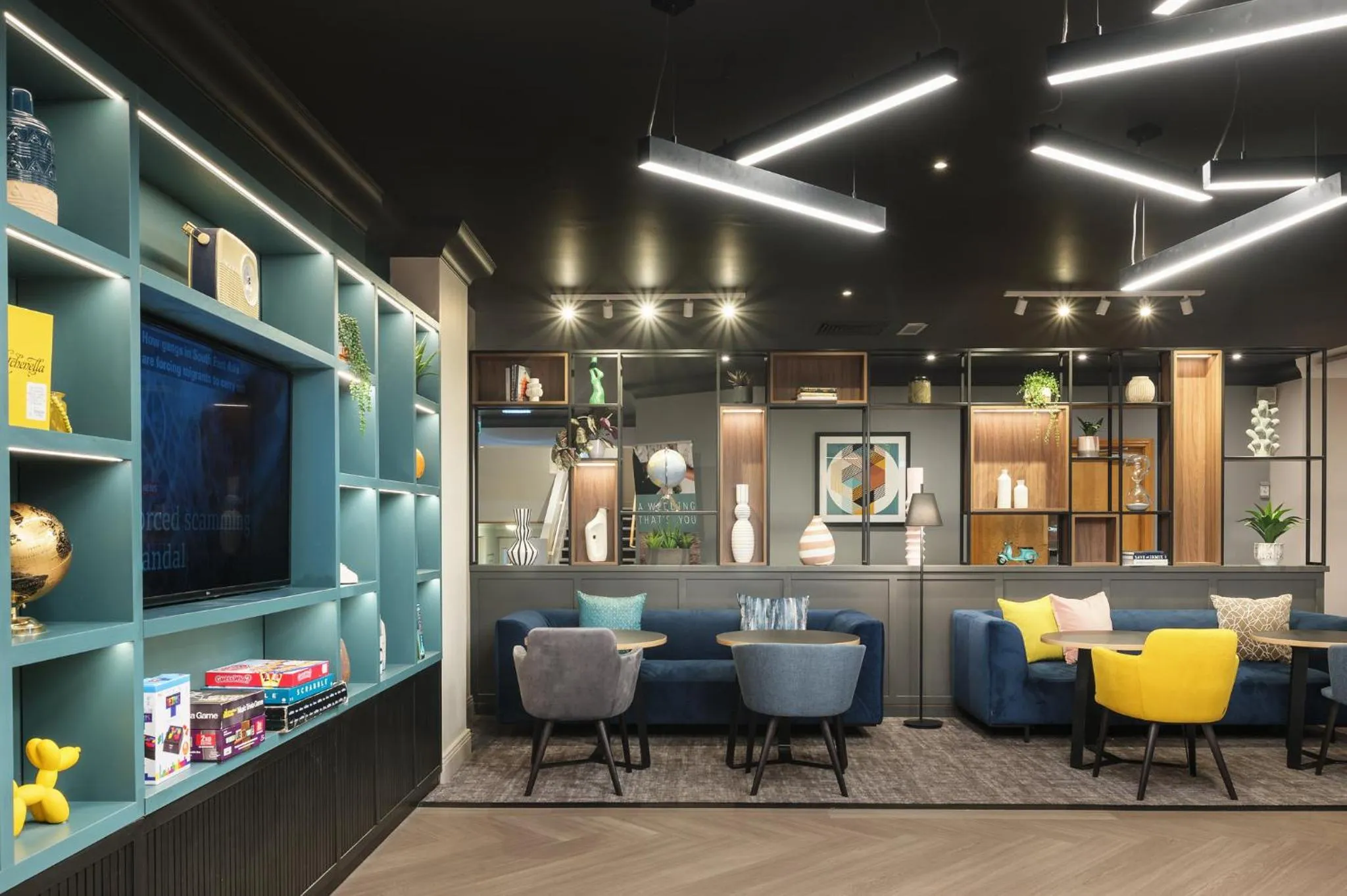 Lounge or bar in Holiday Inn Leeds-Wakefield M1 Jct40 by IHG