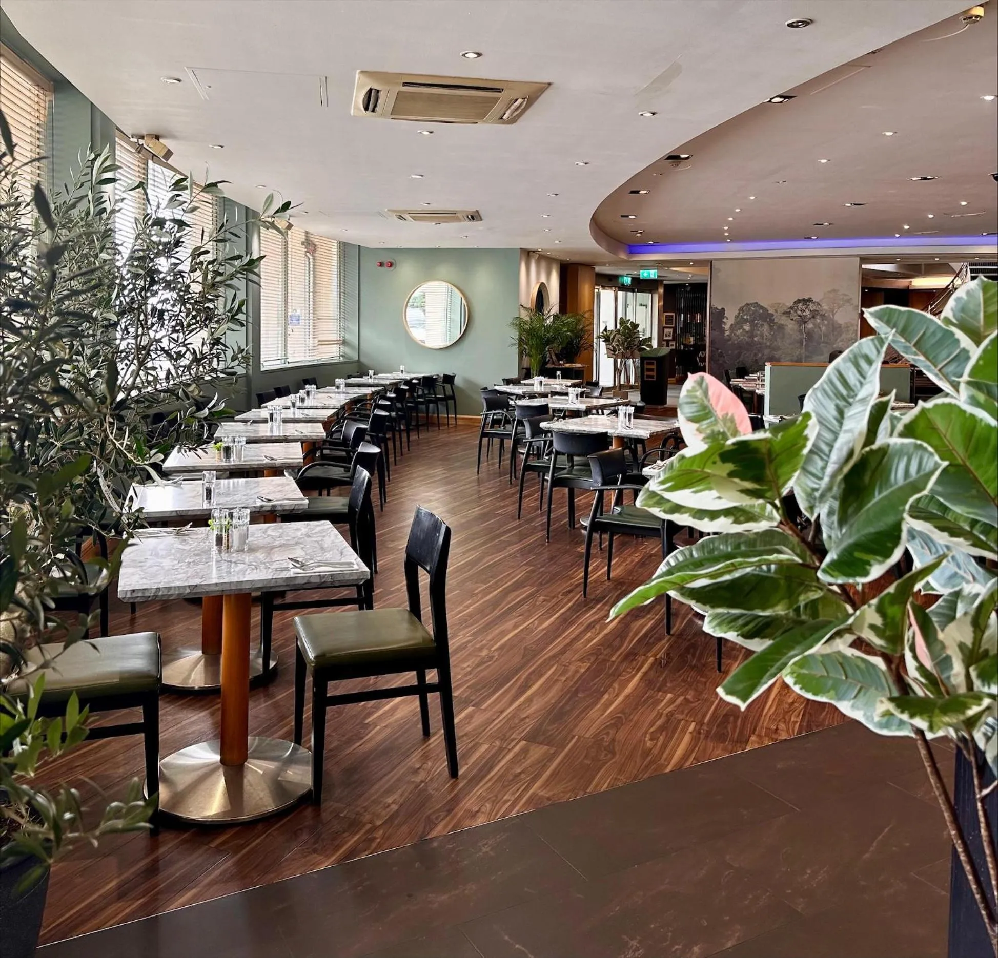 Restaurant/places to eat in Best Western London Heathrow Ariel Hotel