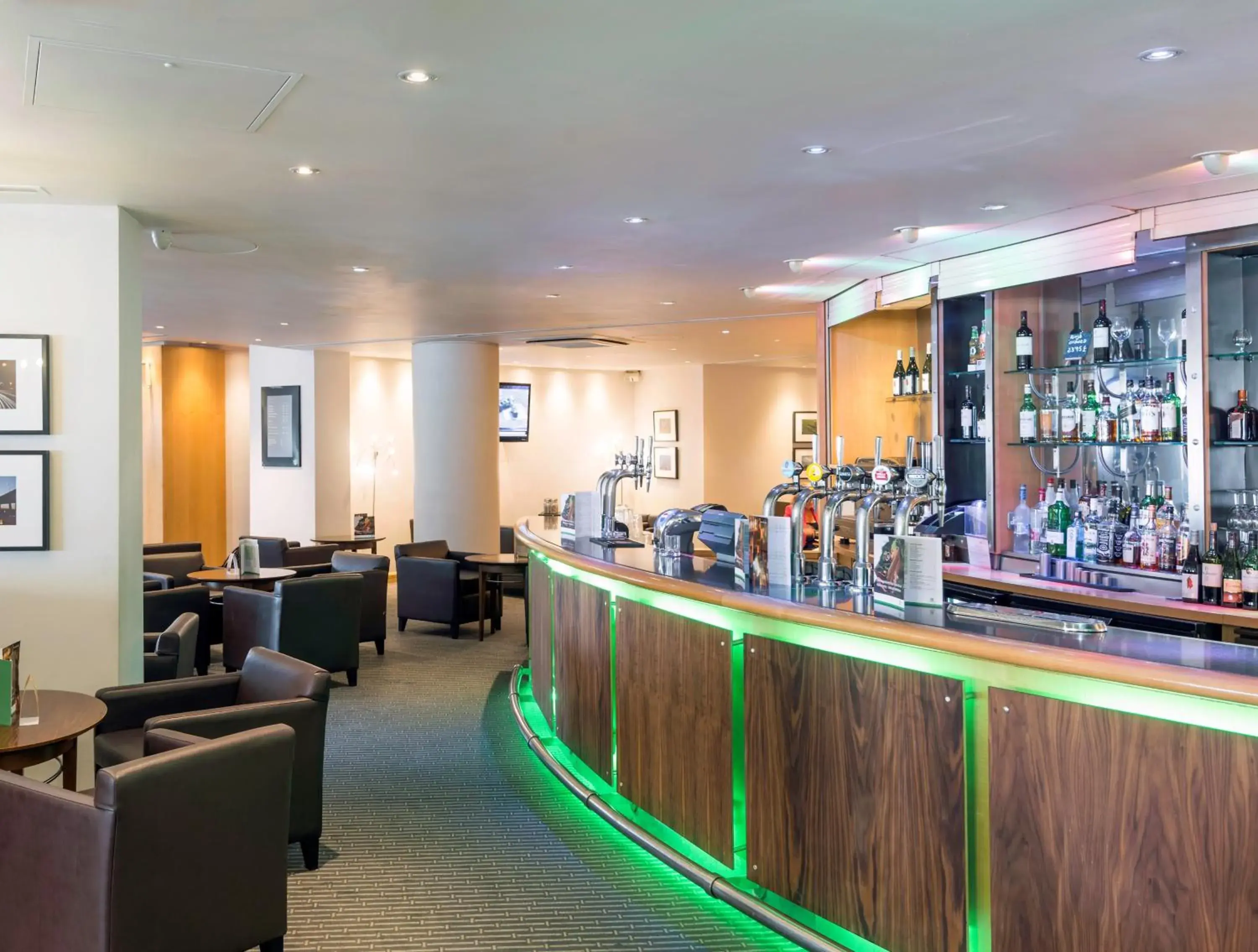 Lounge or bar in Best Western London Heathrow Ariel Hotel Lounge or bar in Best Western London Heathrow Ariel Hotel