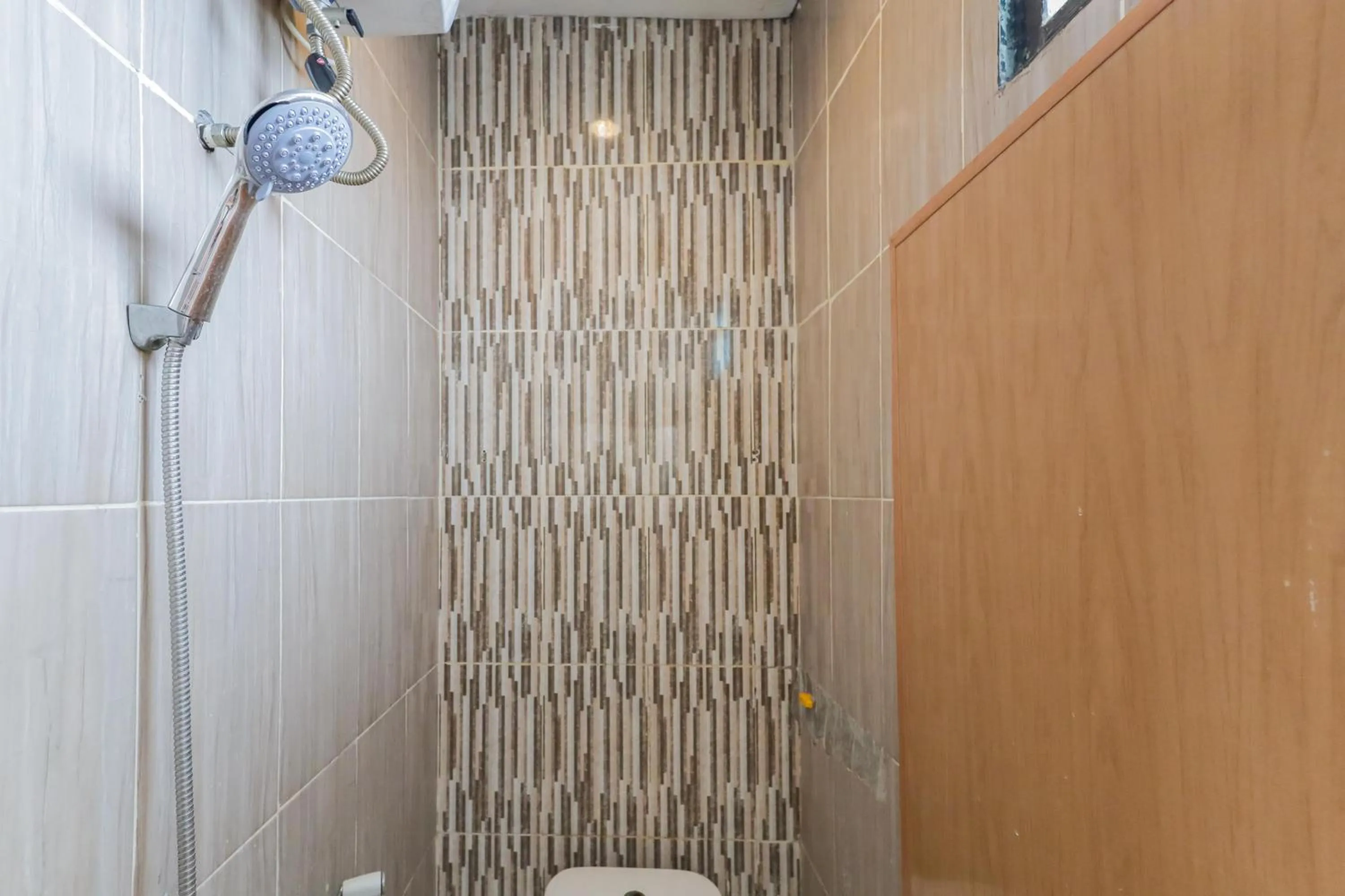 Bathroom in RedDoorz Syariah near Stasiun Karet