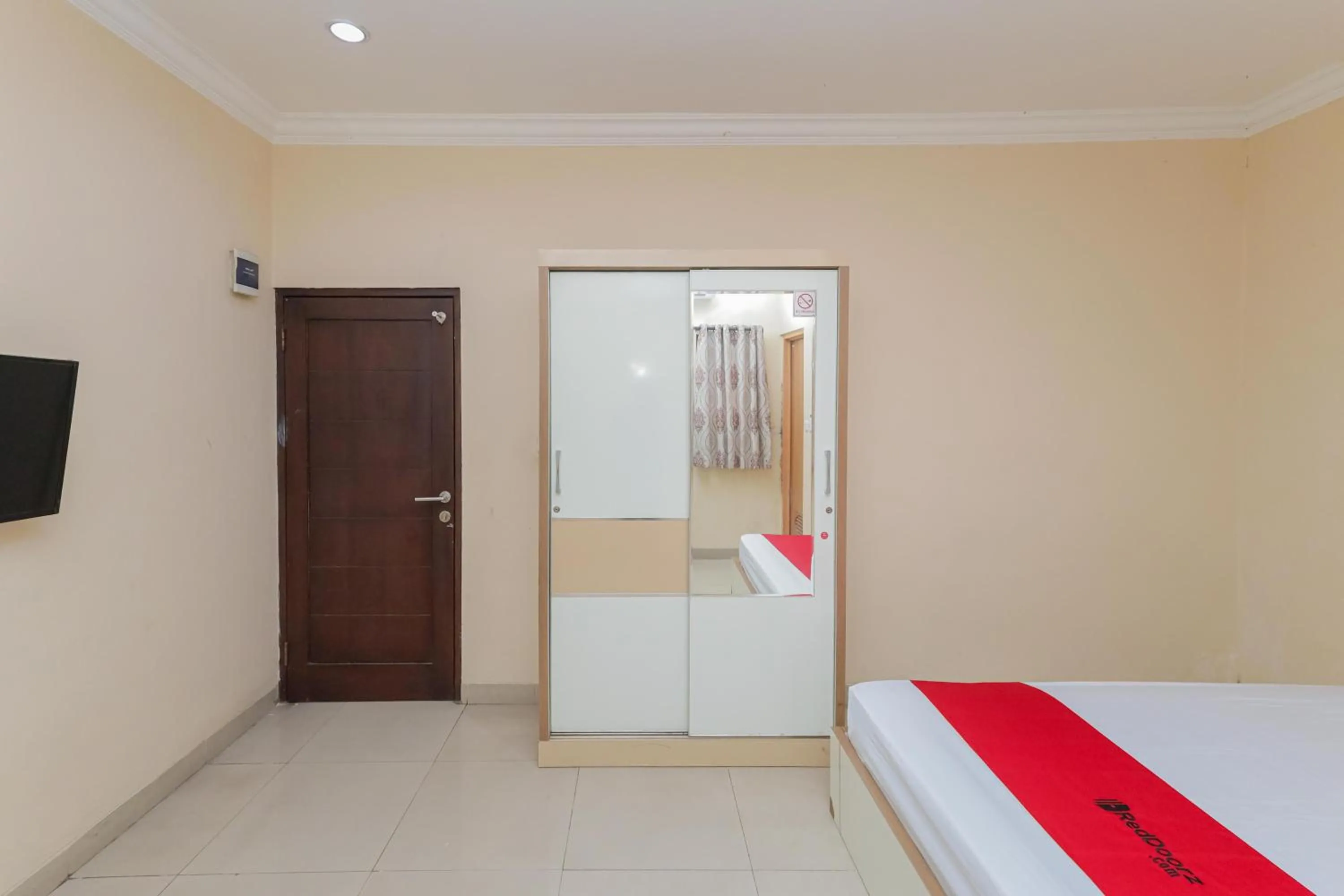 Bedroom, Bed in RedDoorz Syariah near Stasiun Karet
