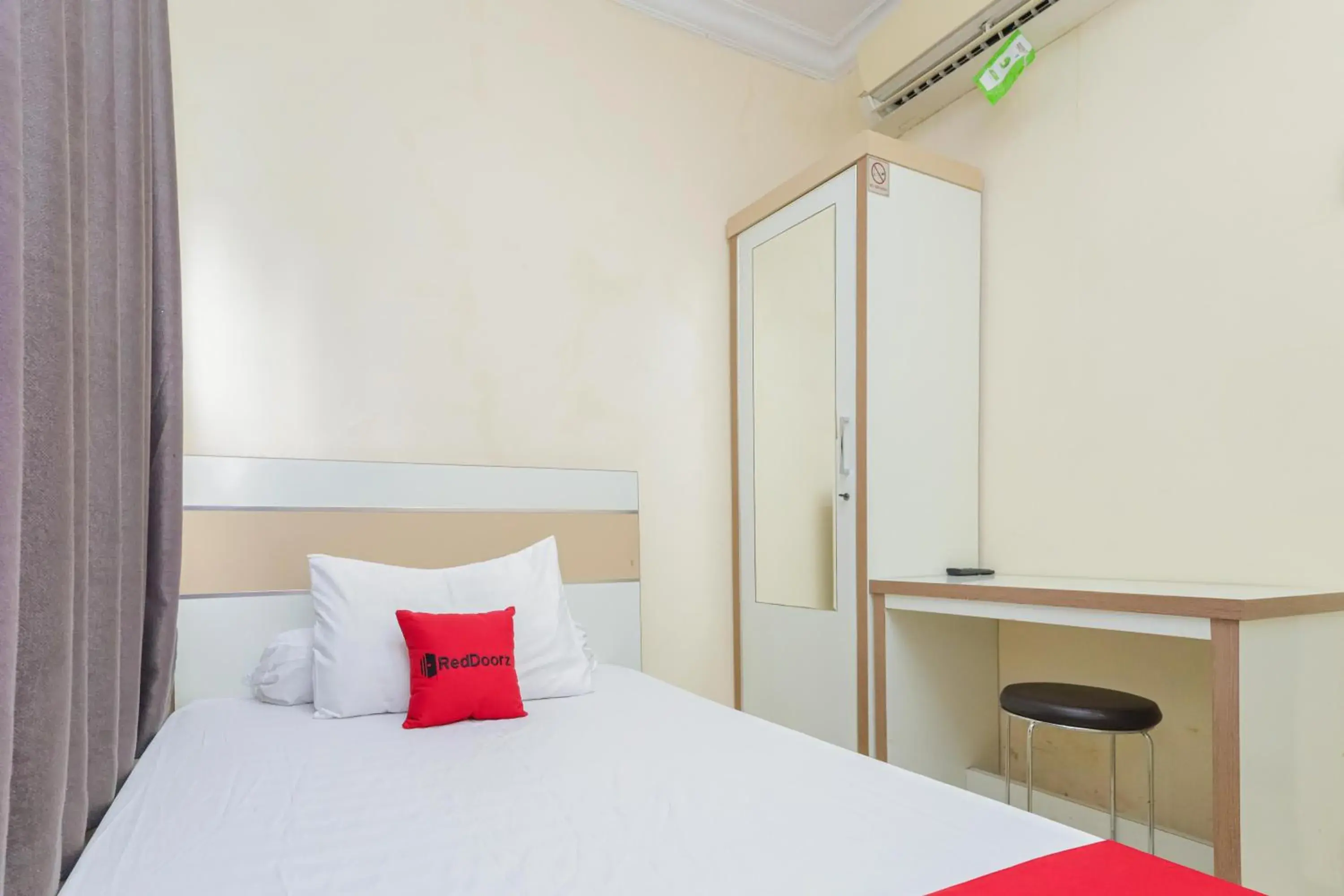 Bedroom, Bed in RedDoorz Syariah near Stasiun Karet Bedroom, Bed in RedDoorz Syariah near Stasiun Karet