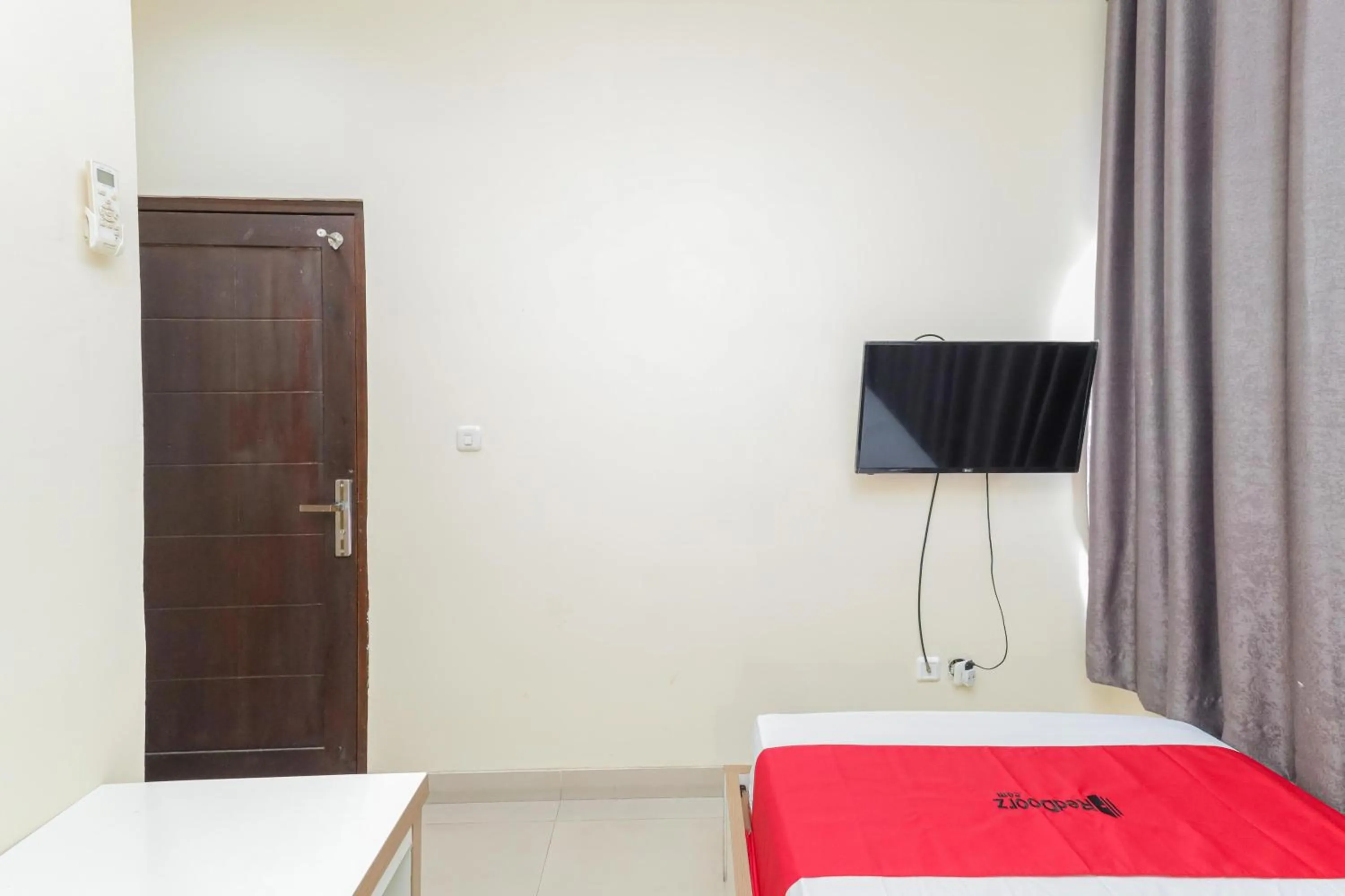 Bedroom, Bed in RedDoorz Syariah near Stasiun Karet
