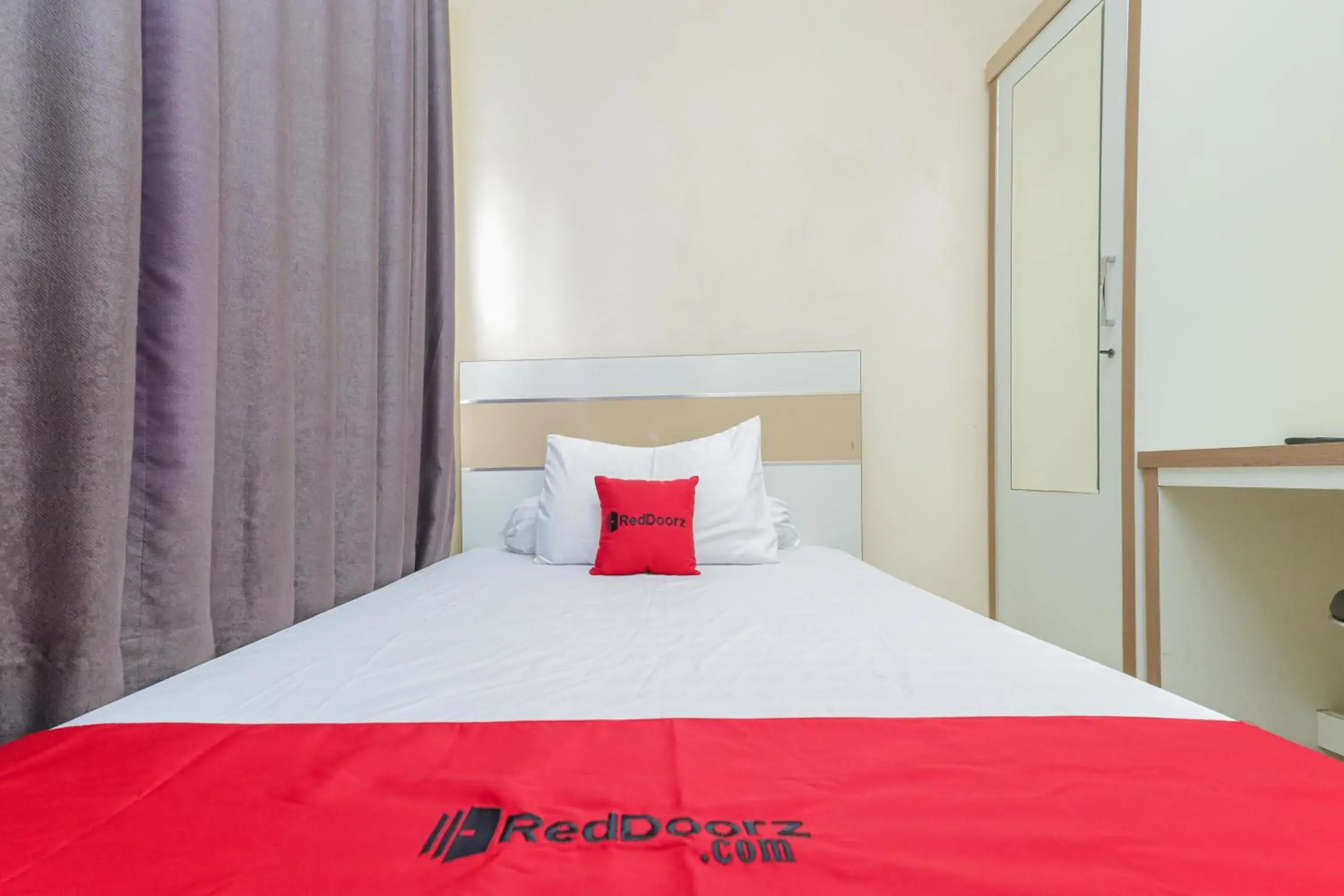 Bedroom, Bed in RedDoorz Syariah near Stasiun Karet Bedroom, Bed in RedDoorz Syariah near Stasiun Karet