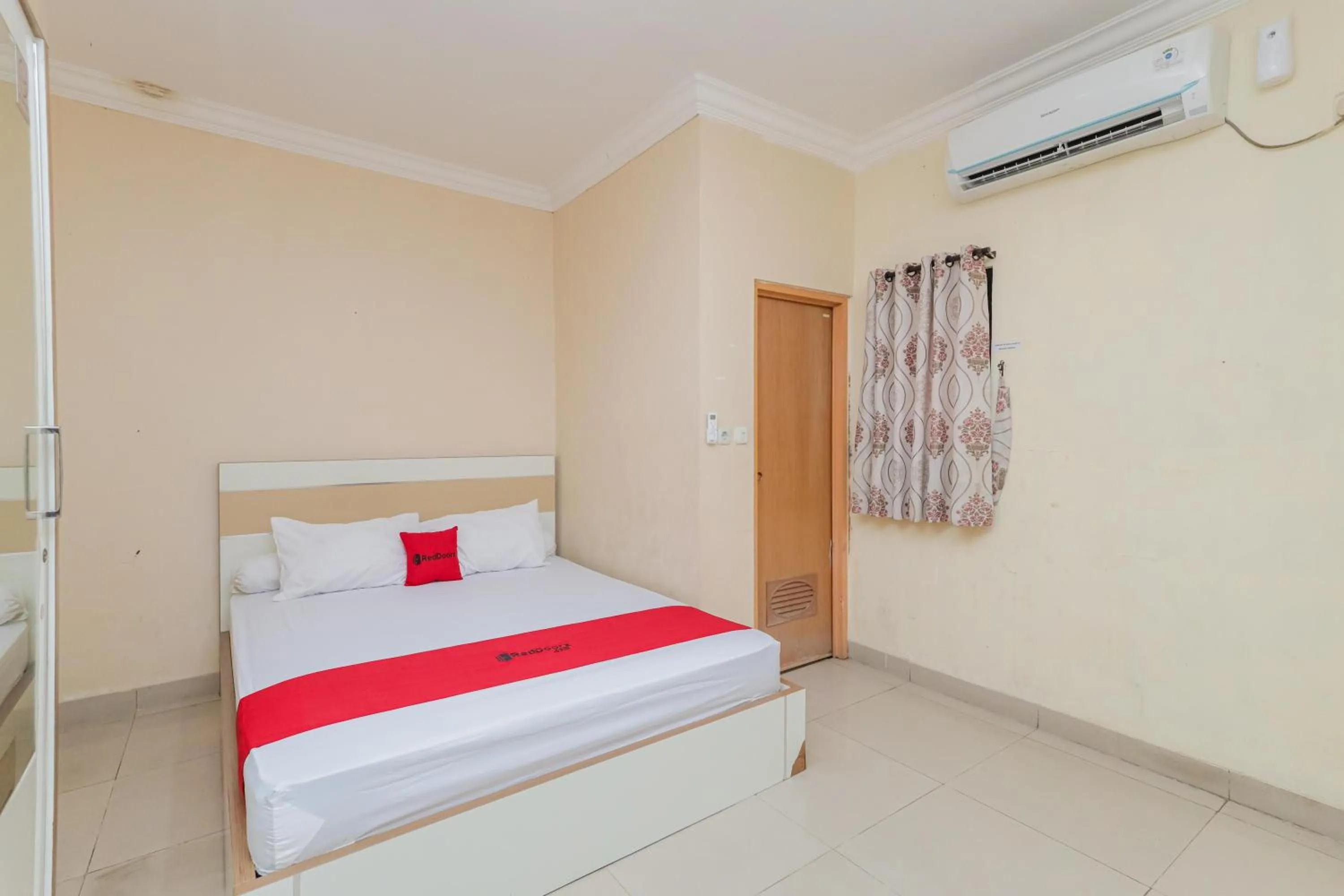Bedroom, Bed in RedDoorz Syariah near Stasiun Karet