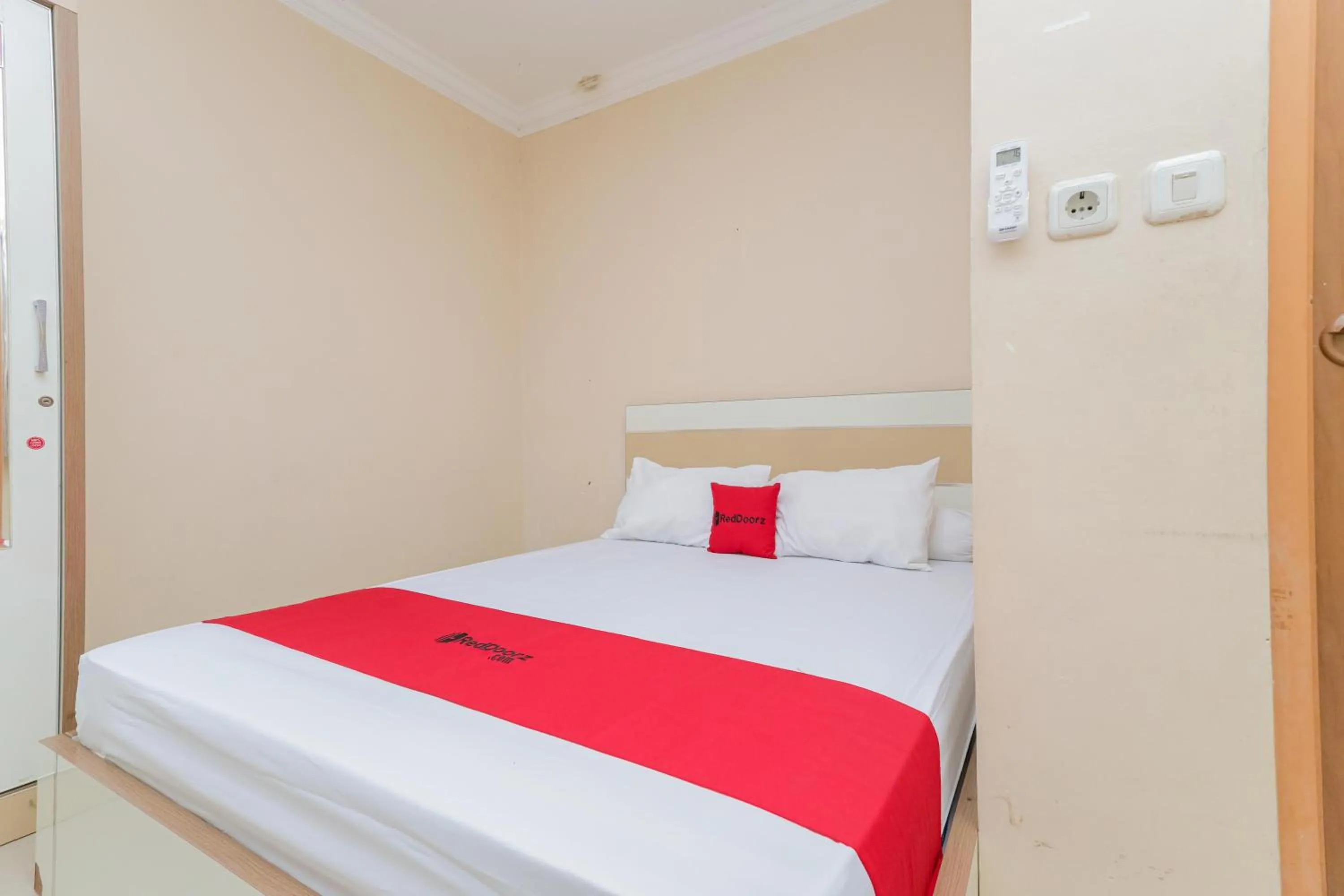 Bedroom, Bed in RedDoorz Syariah near Stasiun Karet