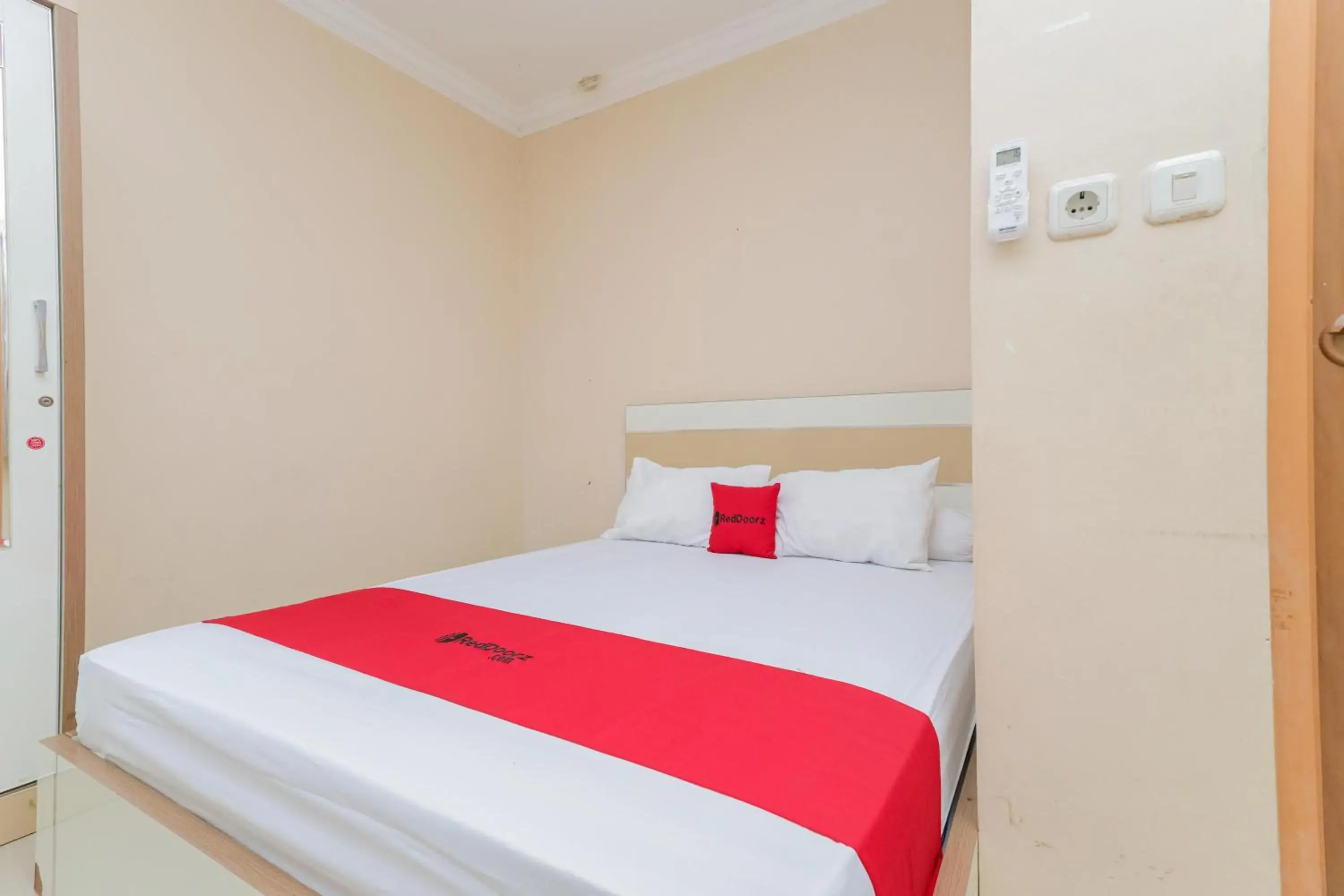 Bedroom, Bed in RedDoorz Syariah near Stasiun Karet Bedroom, Bed in RedDoorz Syariah near Stasiun Karet