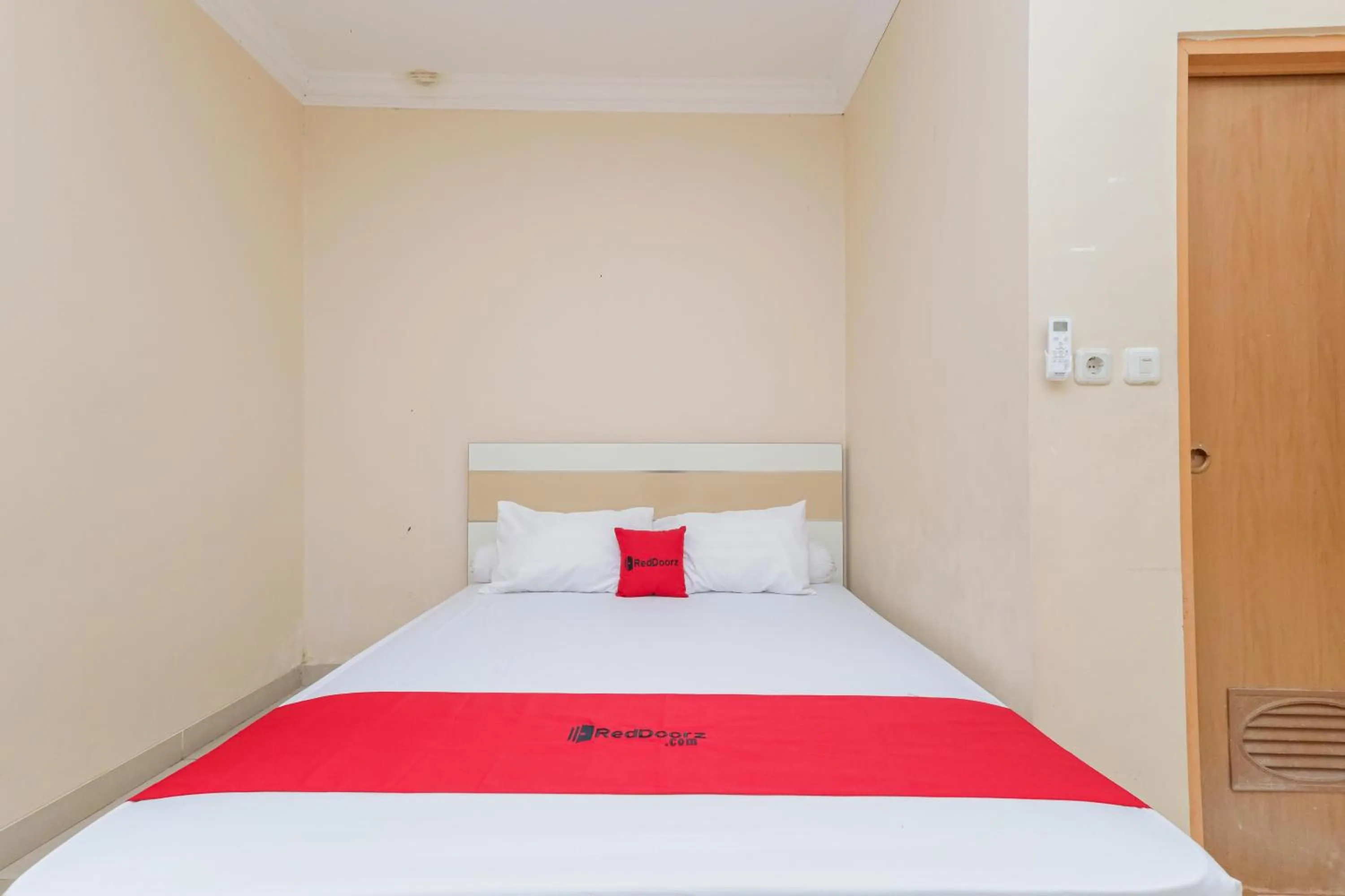 Bedroom, Bed in RedDoorz Syariah near Stasiun Karet