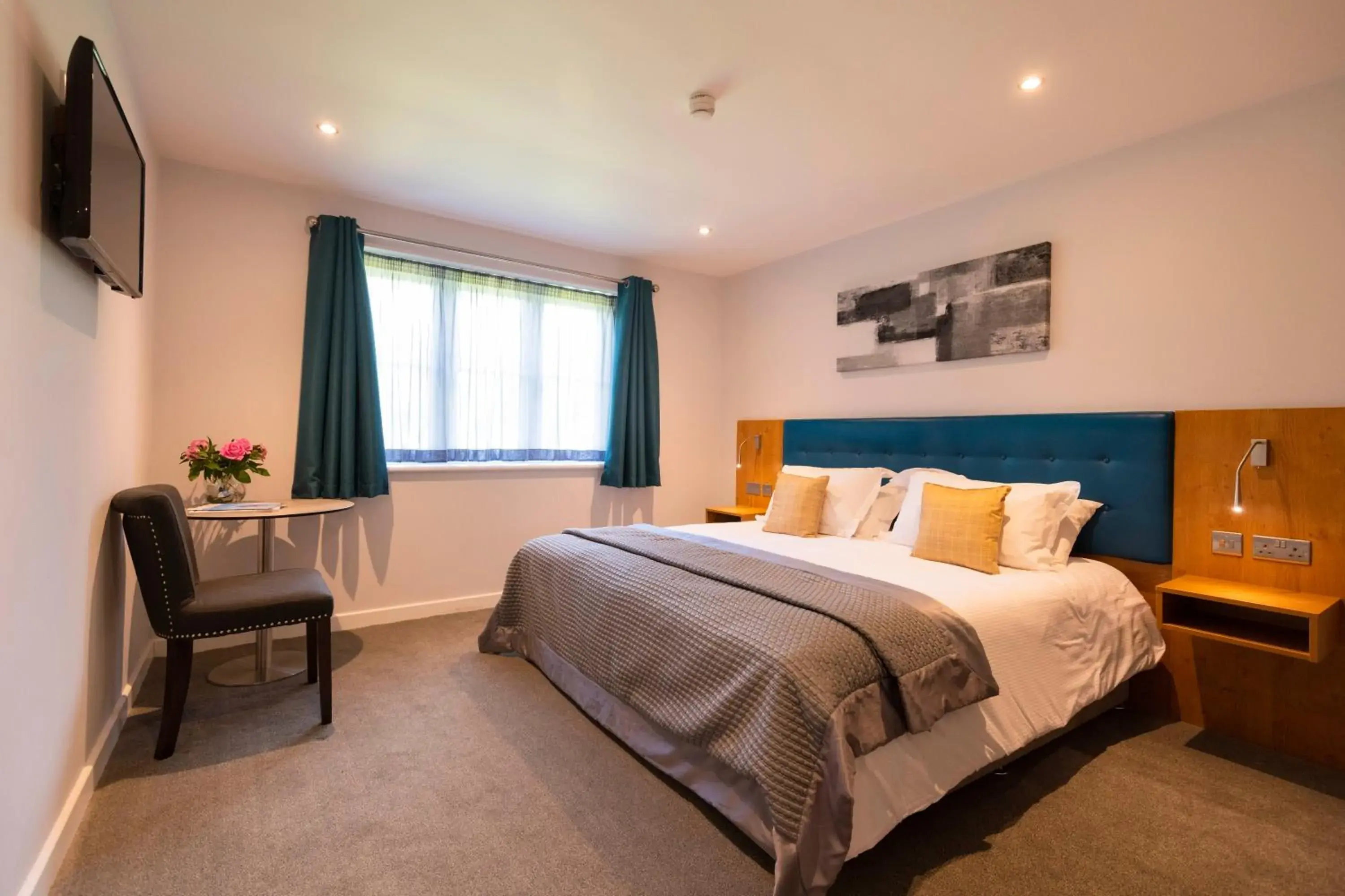 Photo of the whole room, Bed in The Stratford Park Hotel & Golf Club Photo of the whole room, Bed in The Stratford Park Hotel & Golf Club