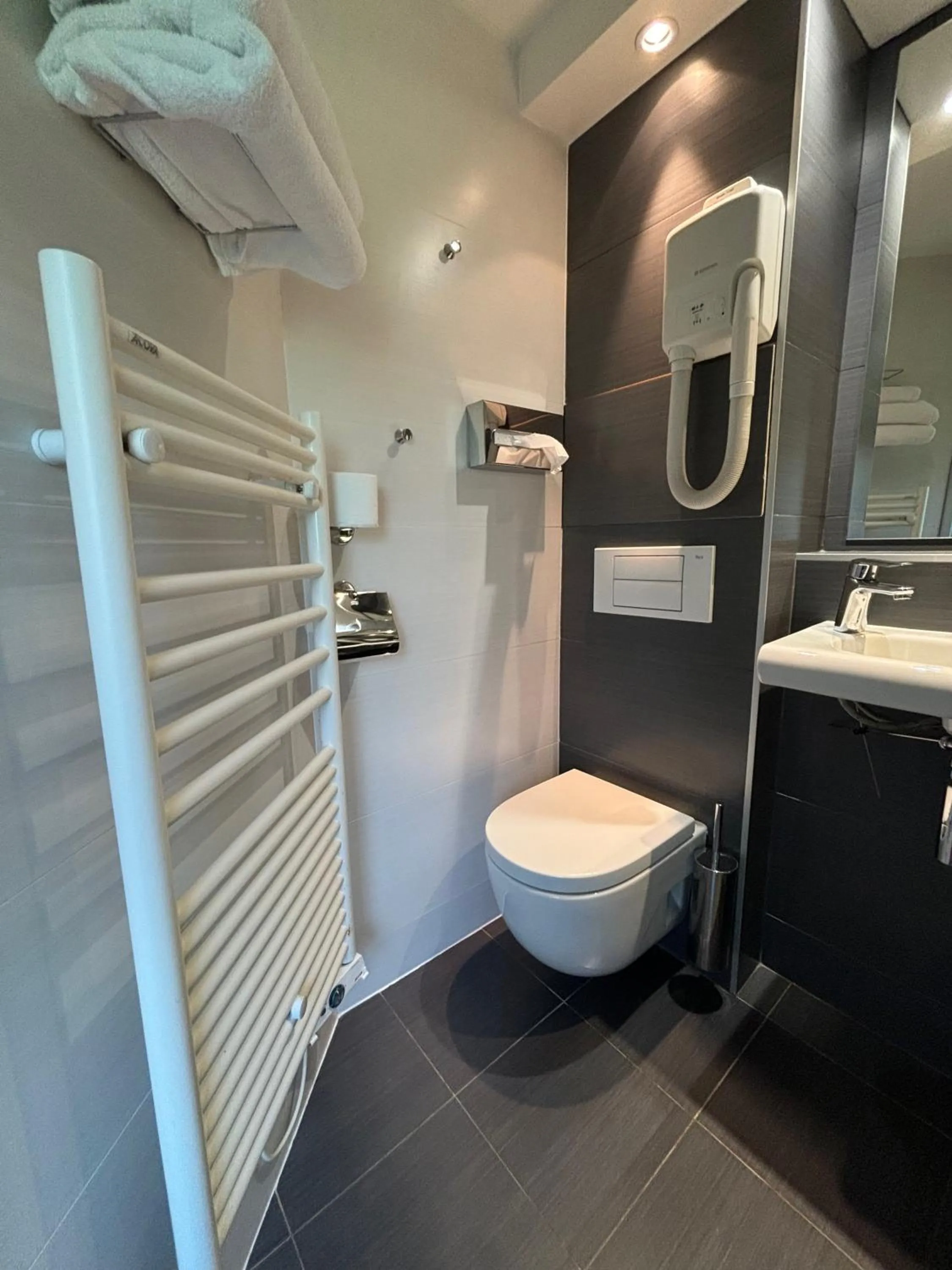 Bathroom in Kyriad Bordeaux Lormont