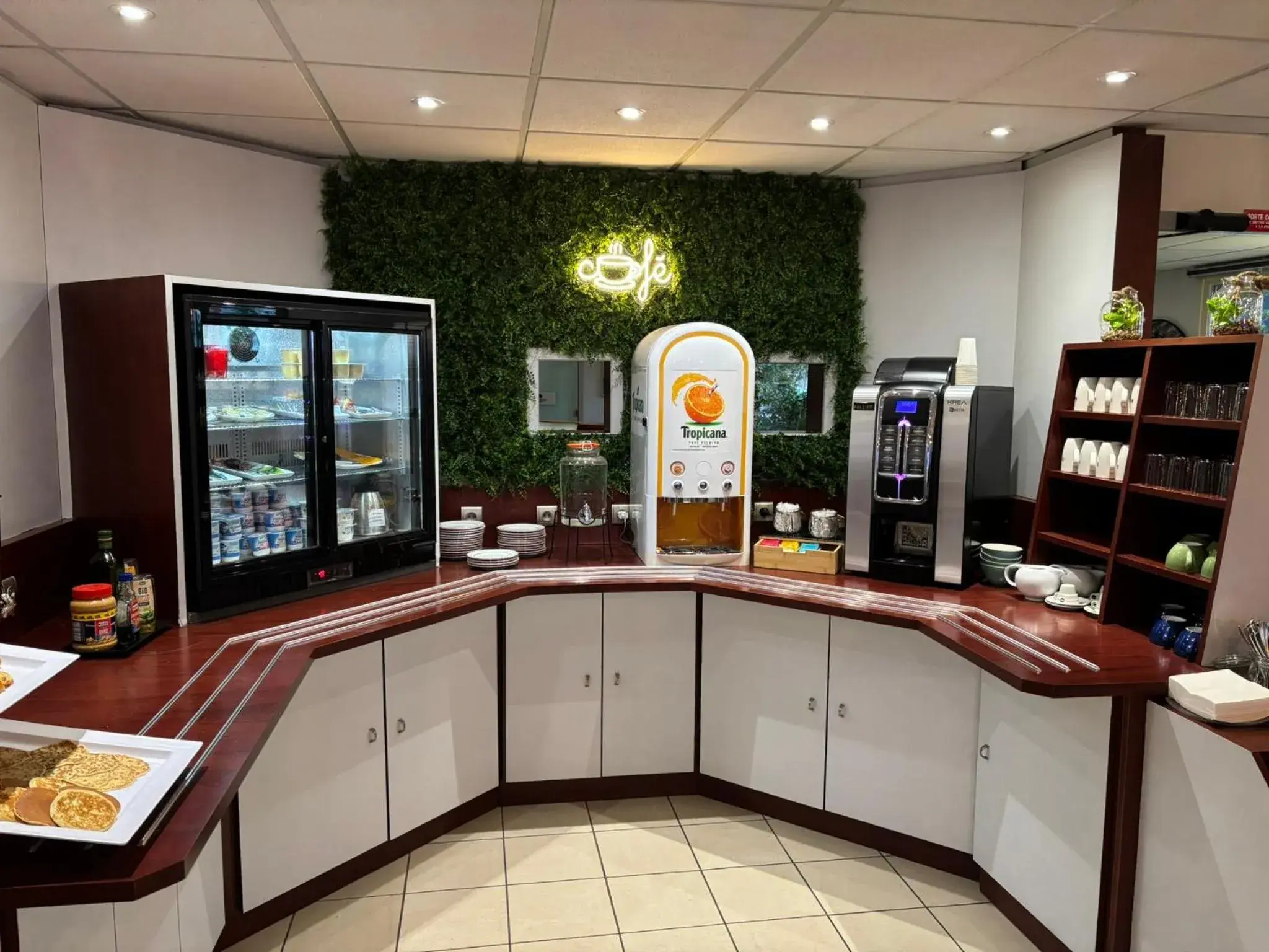 Buffet breakfast in Kyriad Bordeaux Lormont Buffet breakfast in Kyriad Bordeaux Lormont