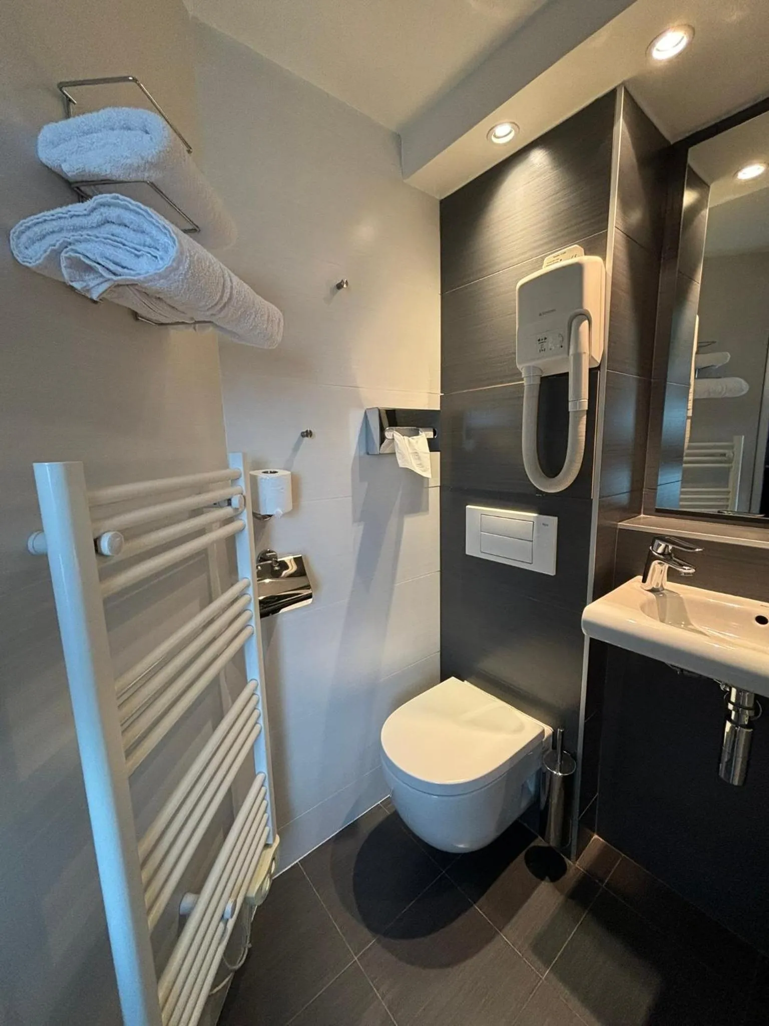 Shower in Kyriad Bordeaux Lormont