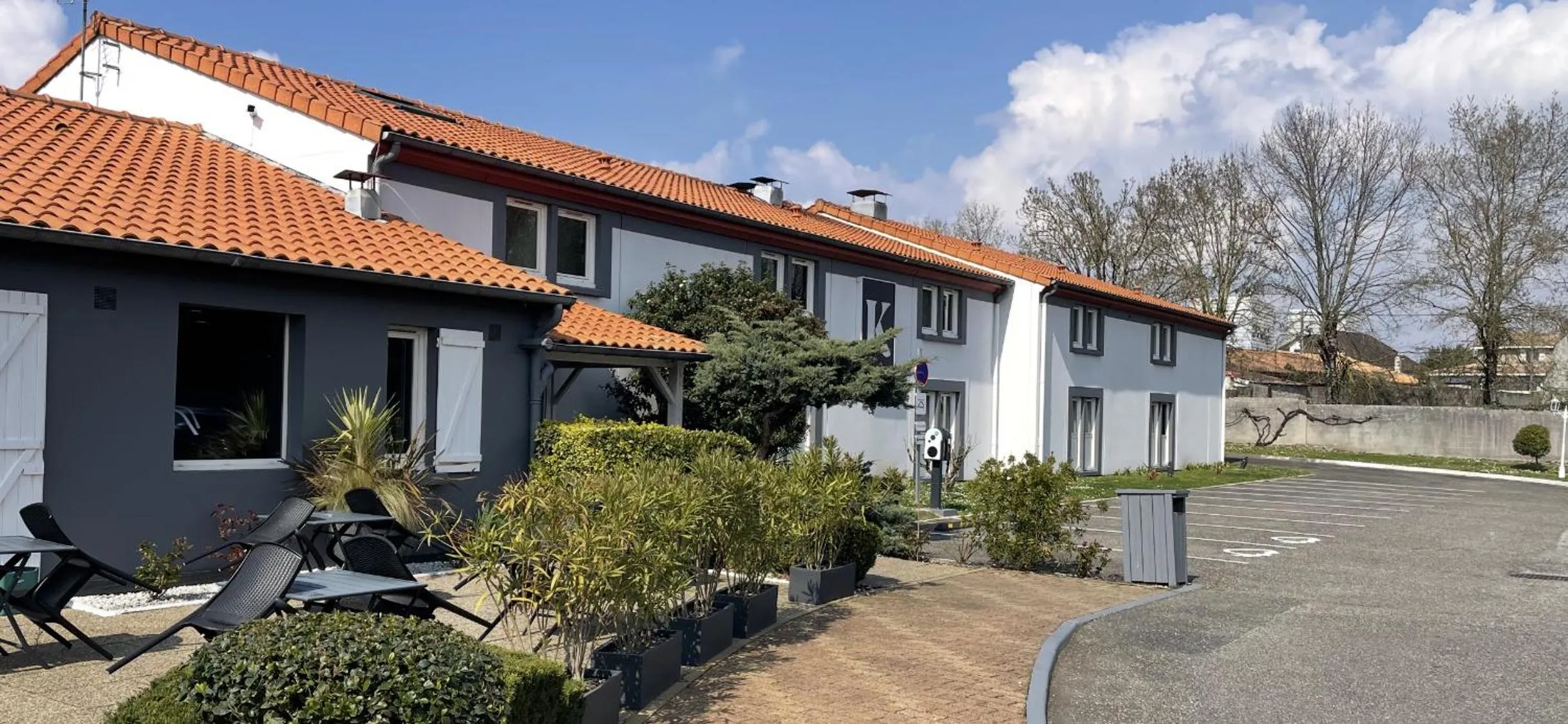 Property building in Kyriad Bordeaux Lormont