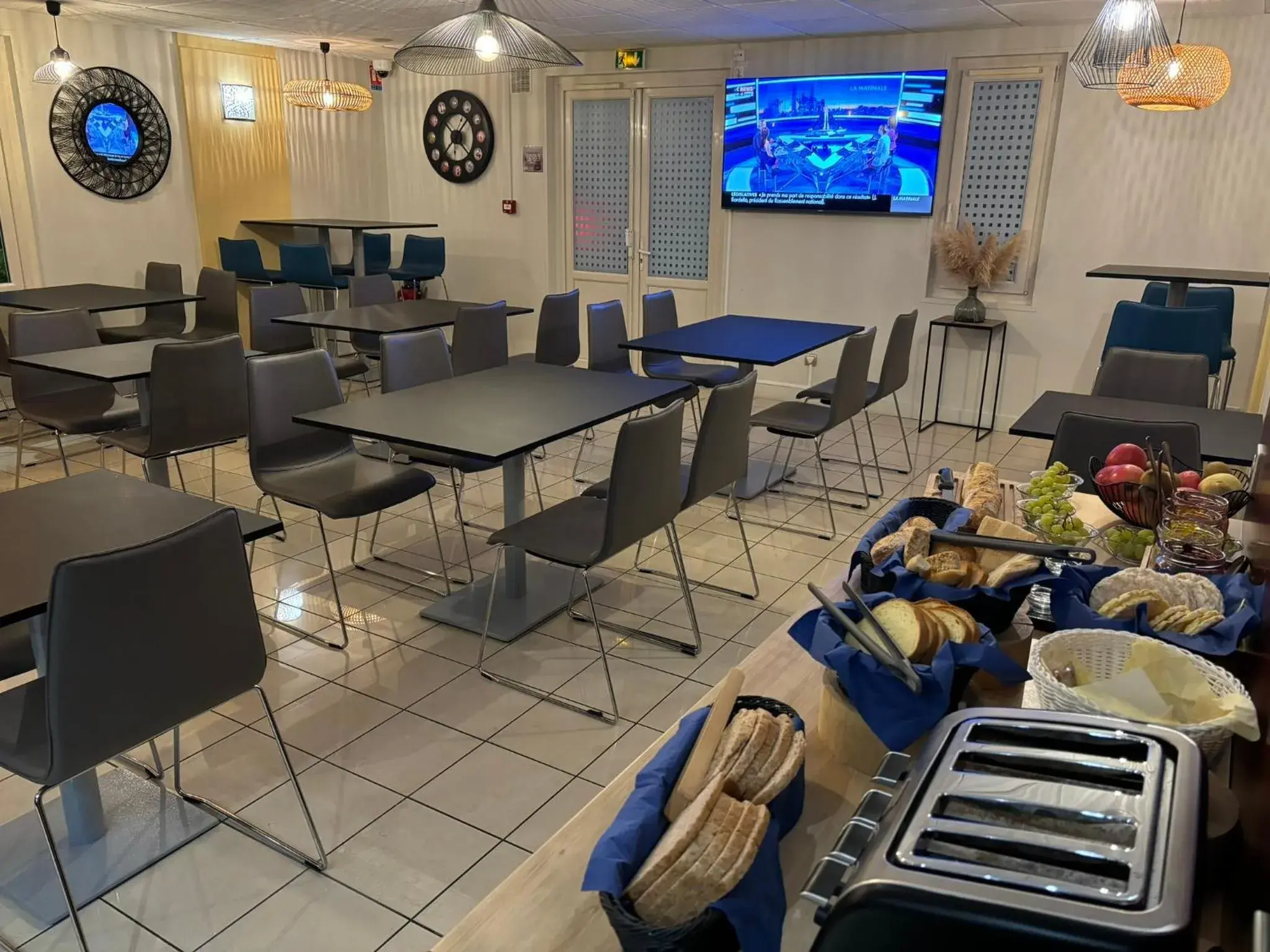 Breakfast in Kyriad Bordeaux Lormont Breakfast in Kyriad Bordeaux Lormont