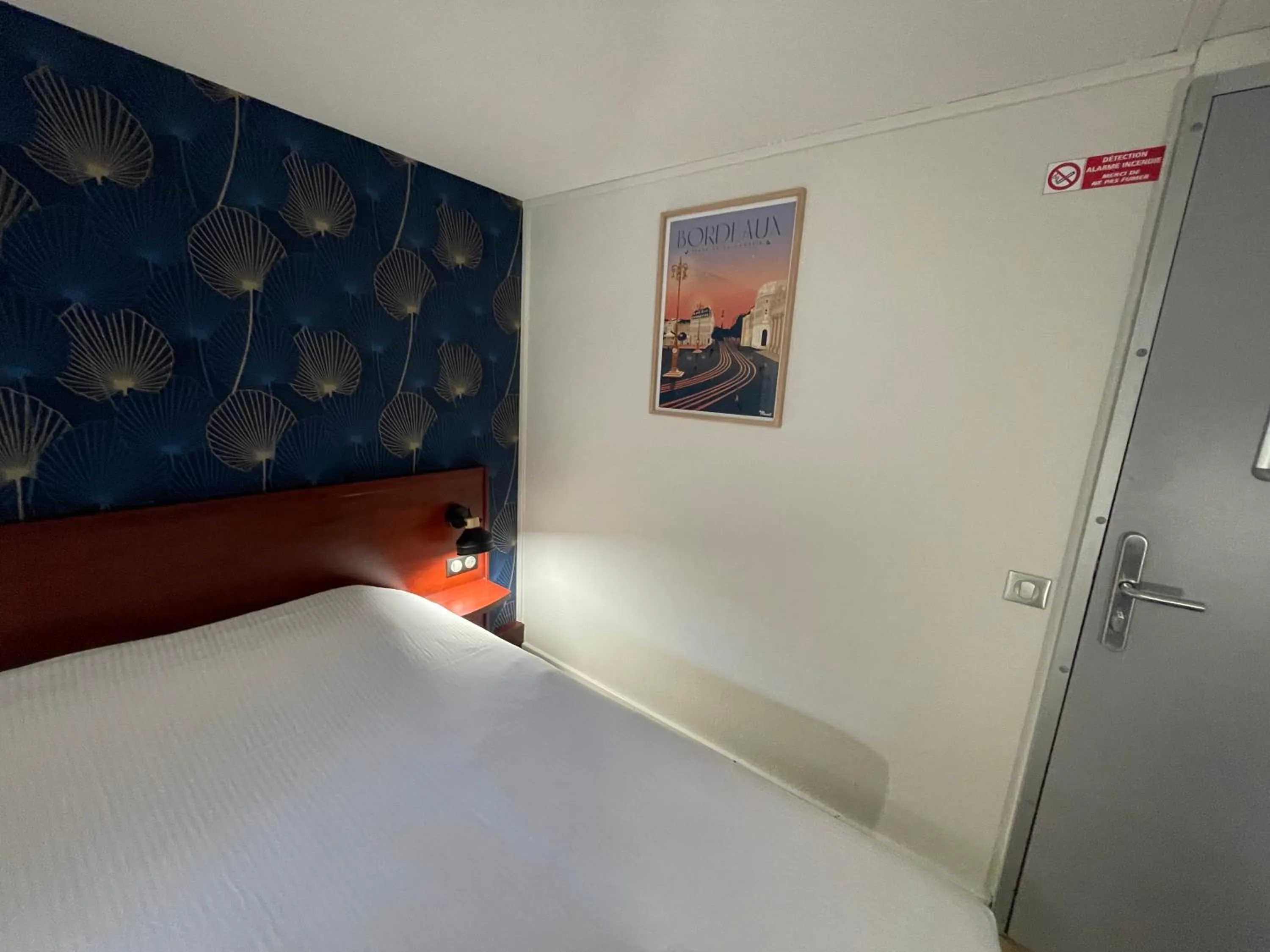 Bedroom, Bed in Kyriad Bordeaux Lormont