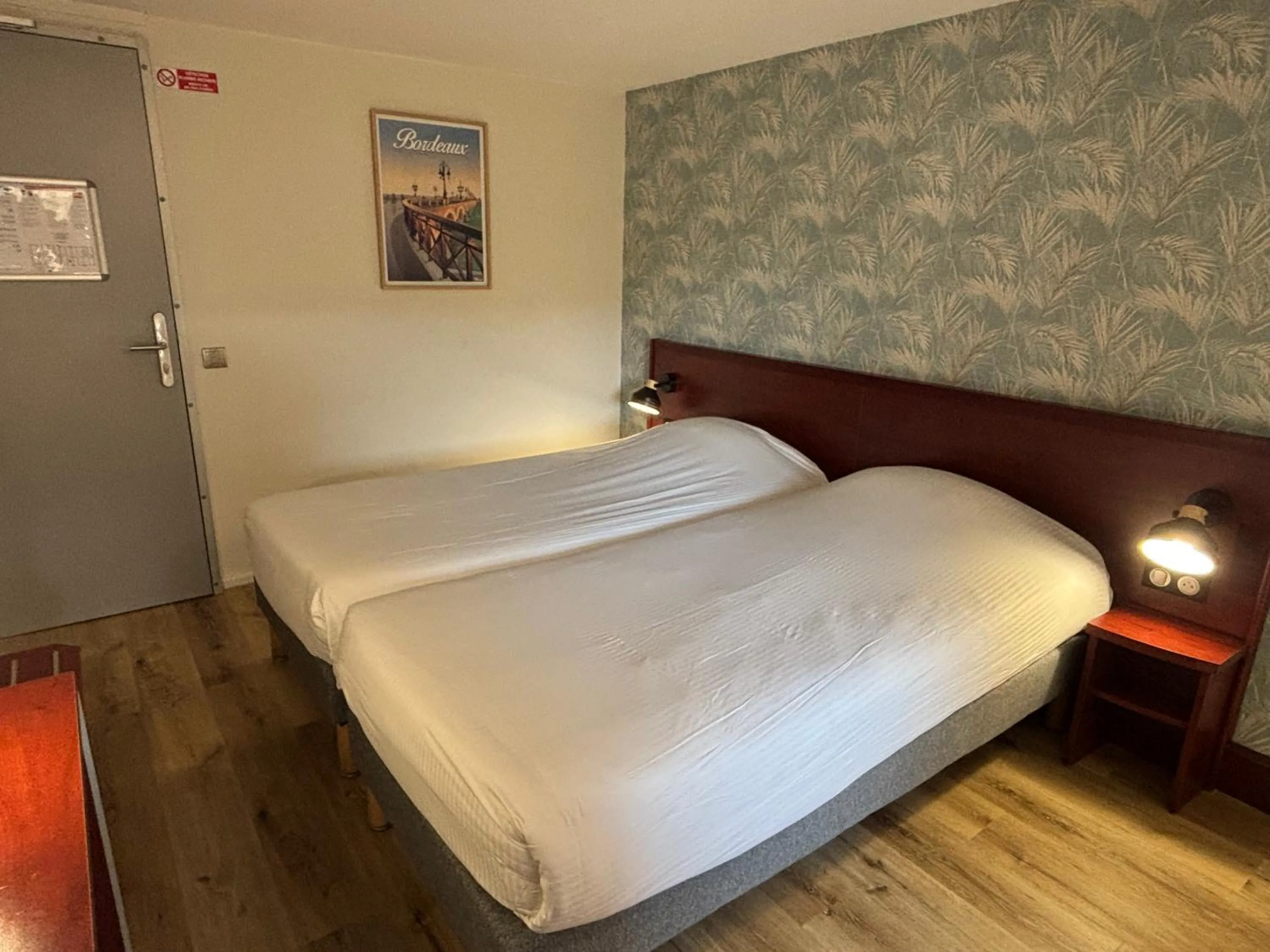 Bedroom, Bed in Kyriad Bordeaux Lormont