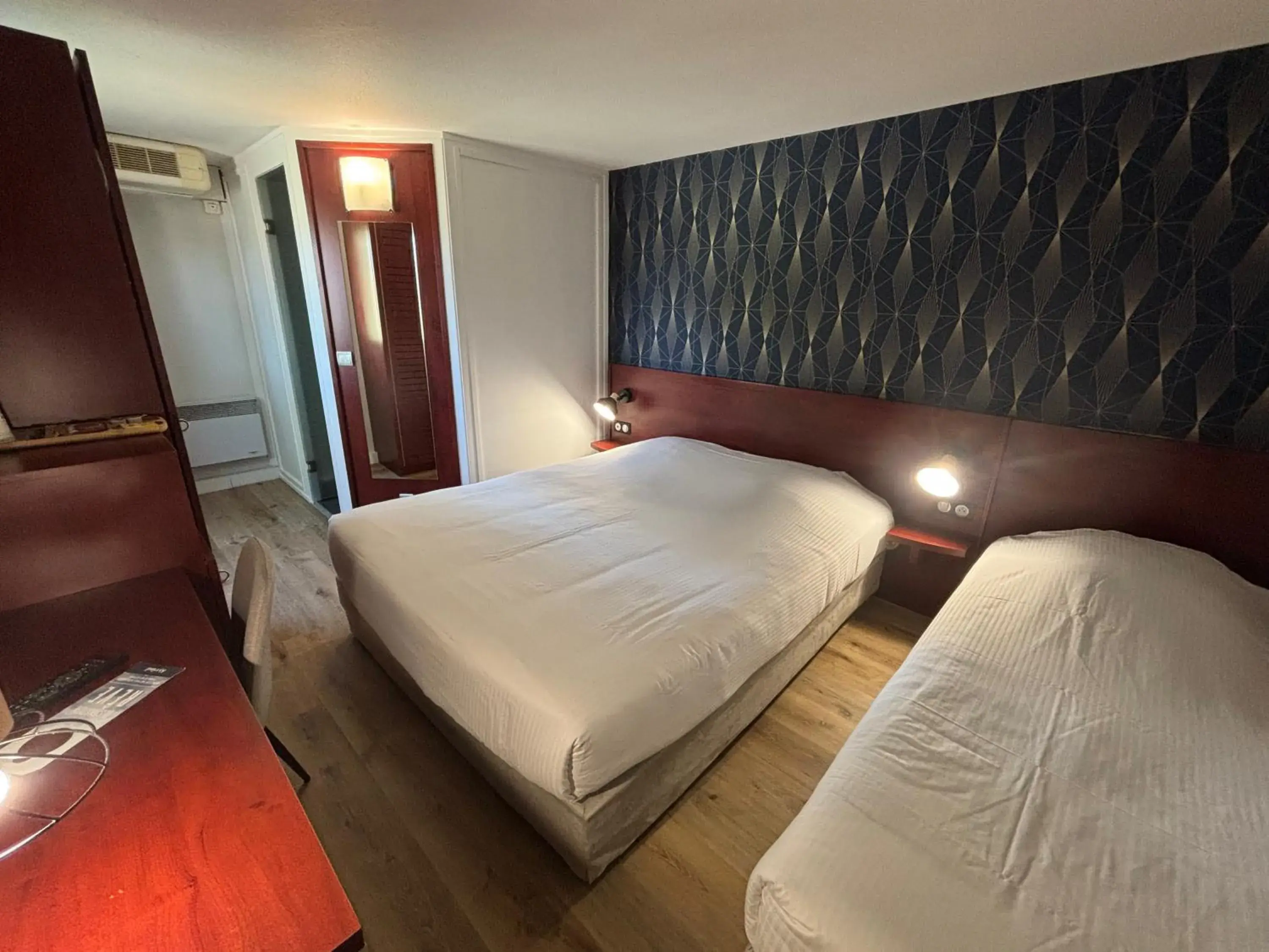 Property building, Bed in Kyriad Bordeaux Lormont Property building, Bed in Kyriad Bordeaux Lormont