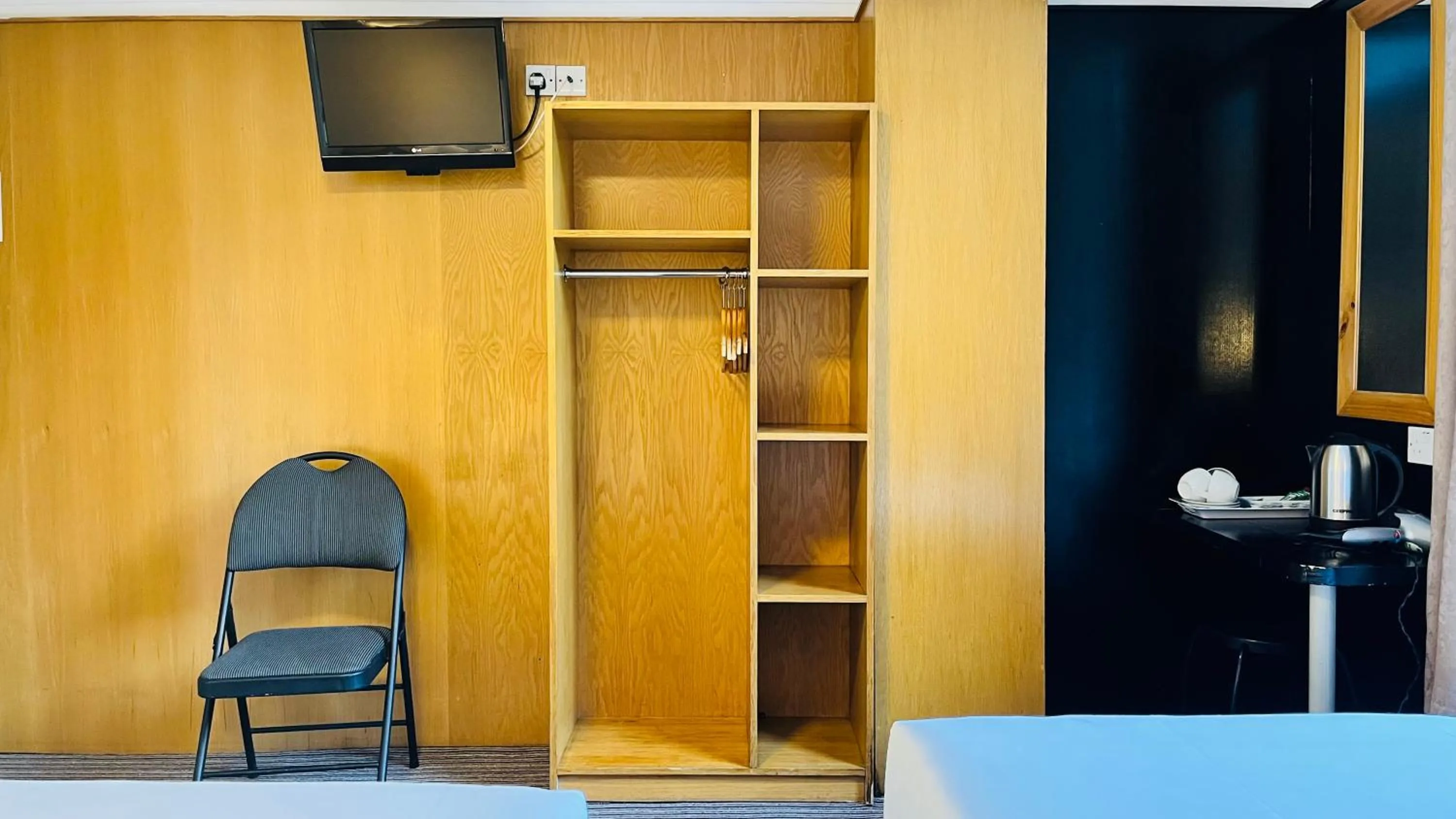 TV and multimedia, Bed in West Cromwell Hotel