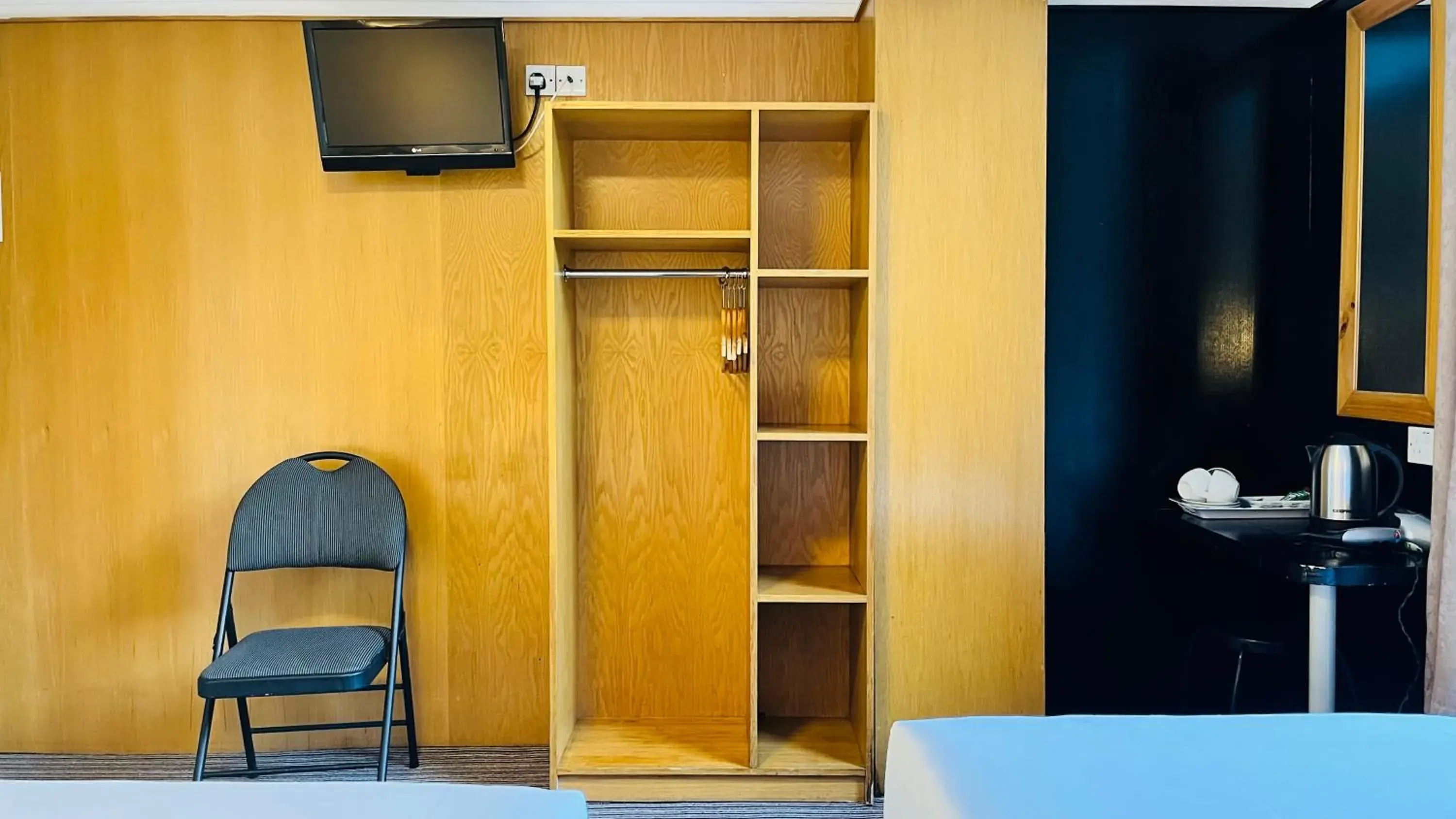 TV and multimedia, Bed in West Cromwell Hotel TV and multimedia, Bed in West Cromwell Hotel