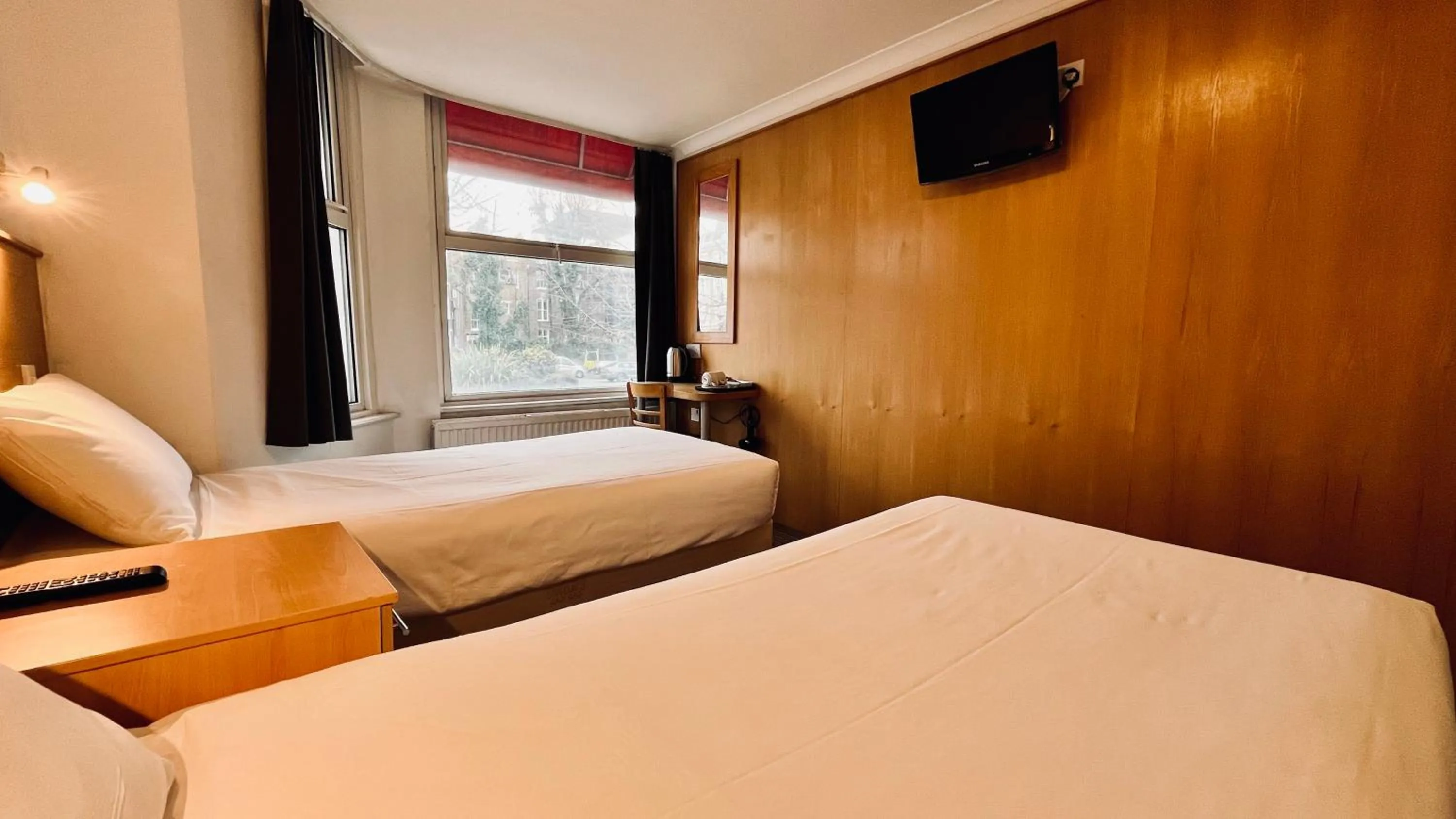 TV and multimedia, Bed in West Cromwell Hotel