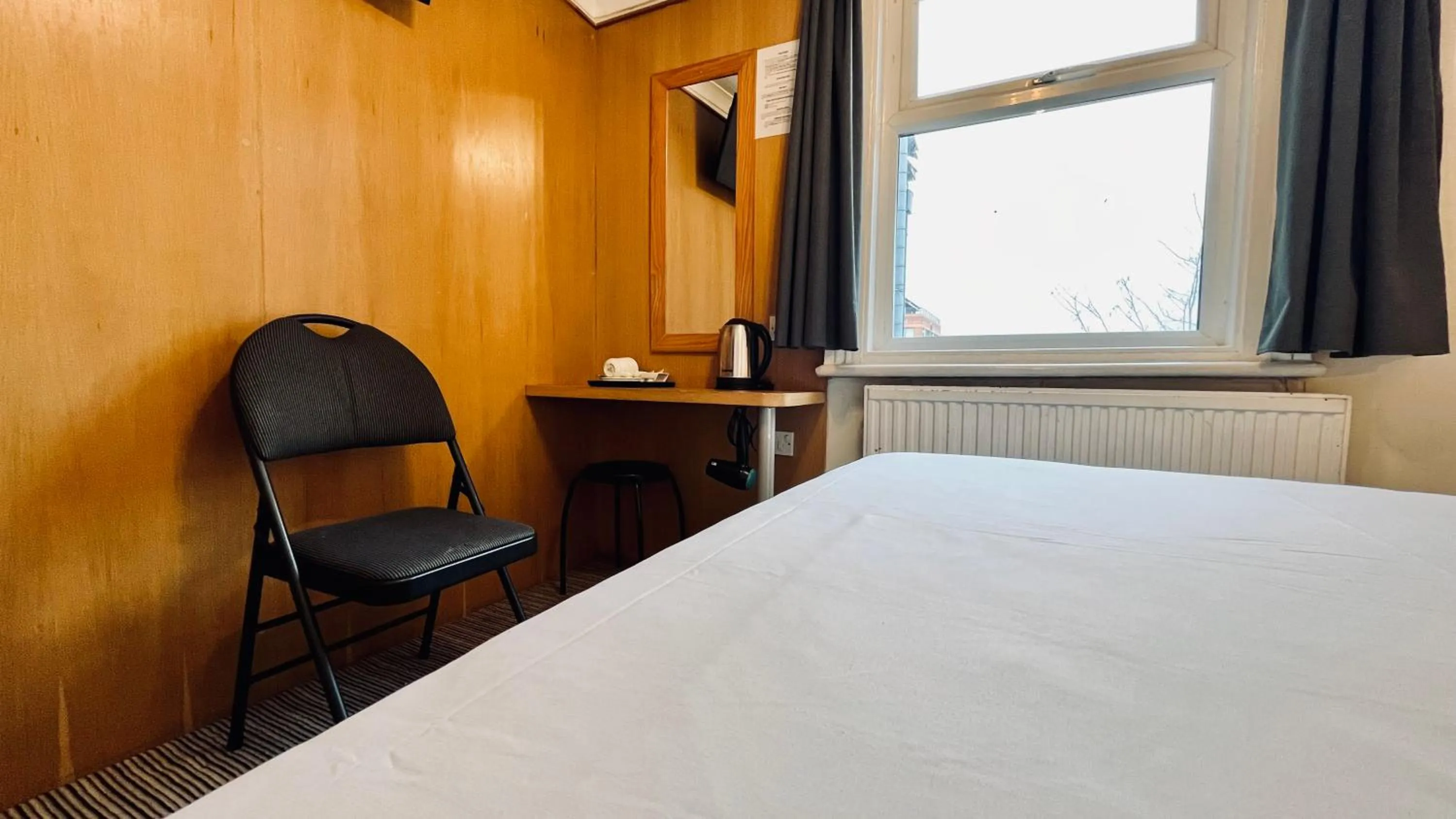 Coffee/tea facilities, Bed in West Cromwell Hotel