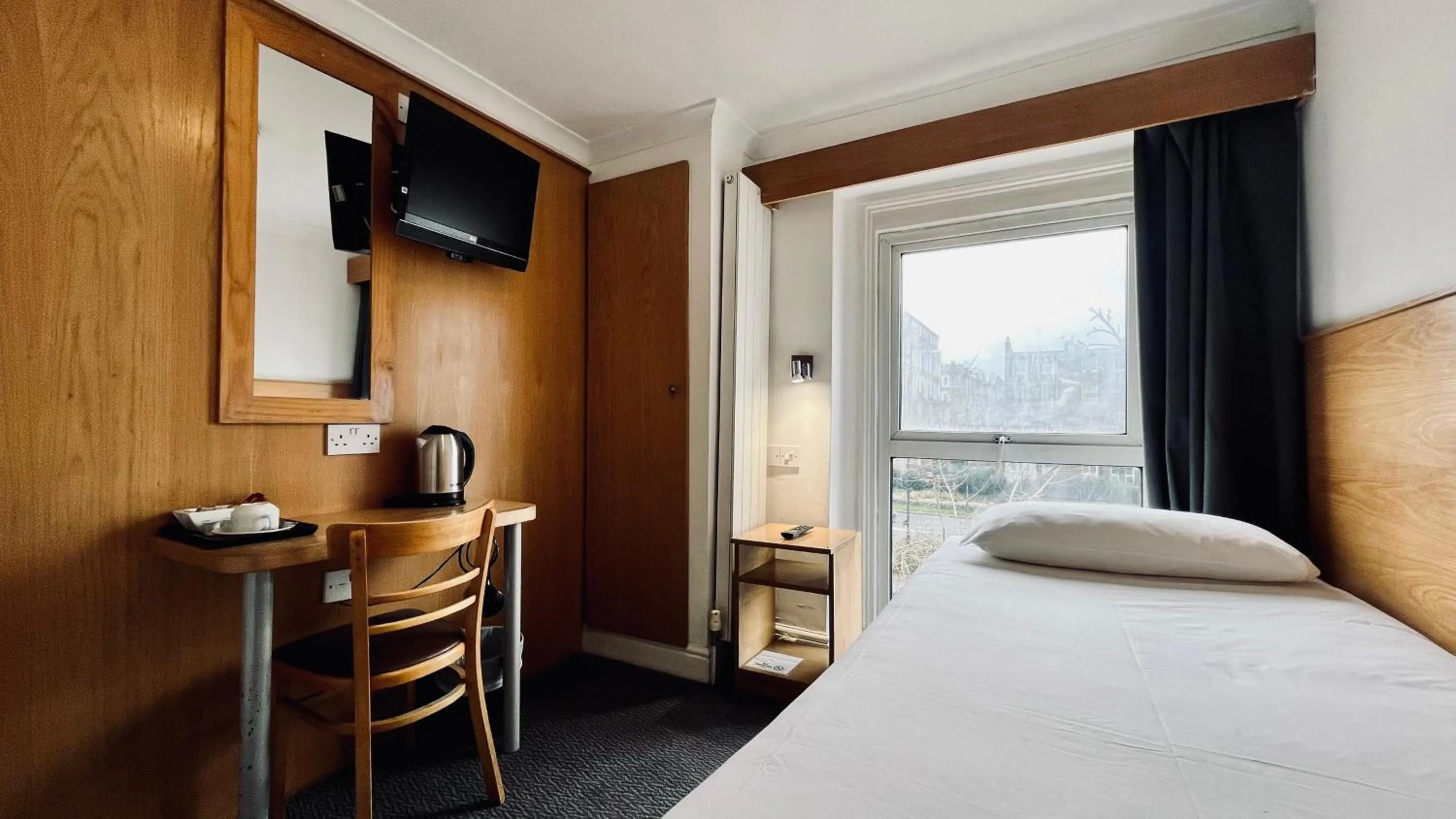 TV and multimedia, Bed in West Cromwell Hotel