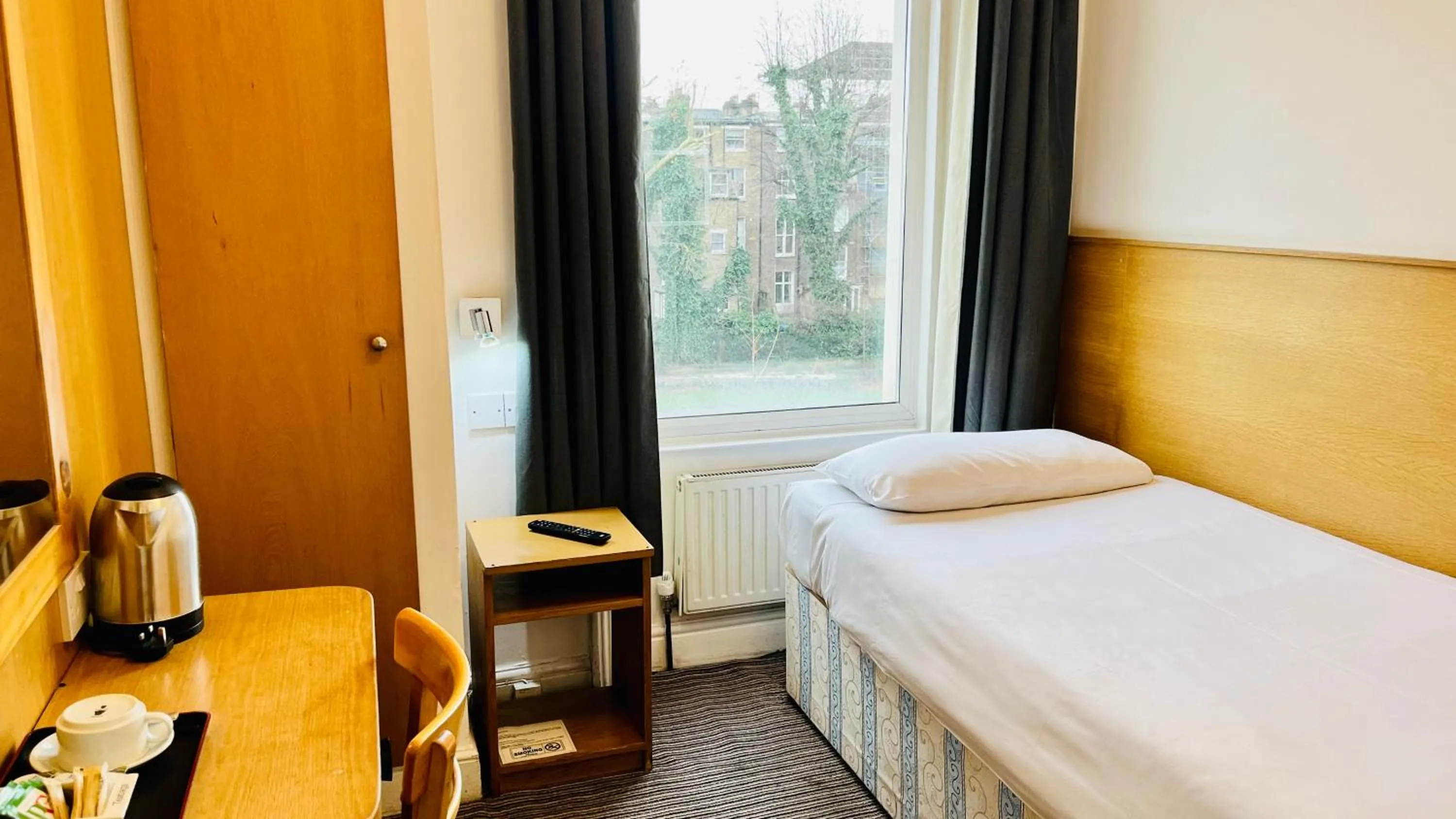 Coffee/tea facilities, Bed in West Cromwell Hotel