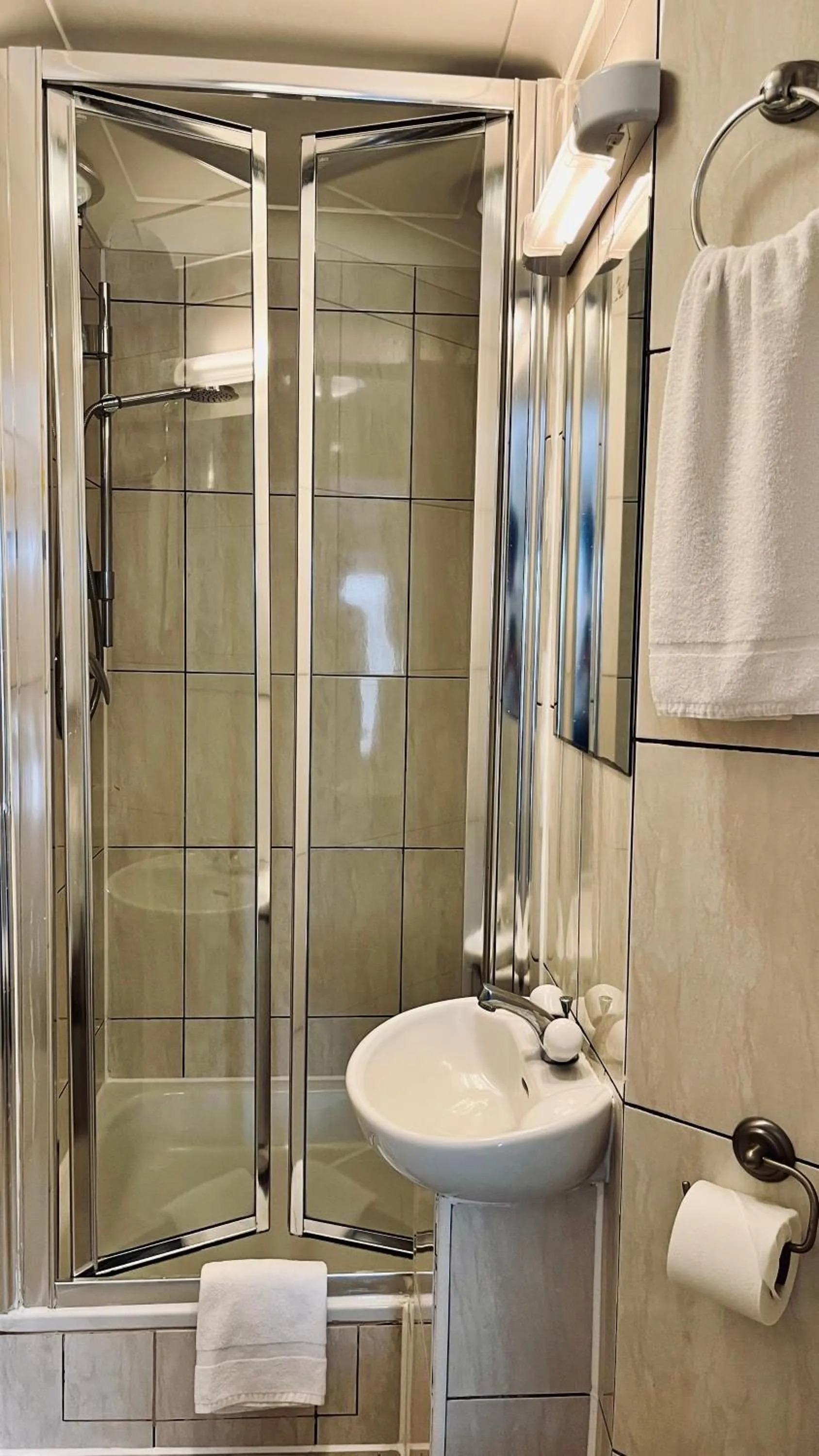 Shower in West Cromwell Hotel