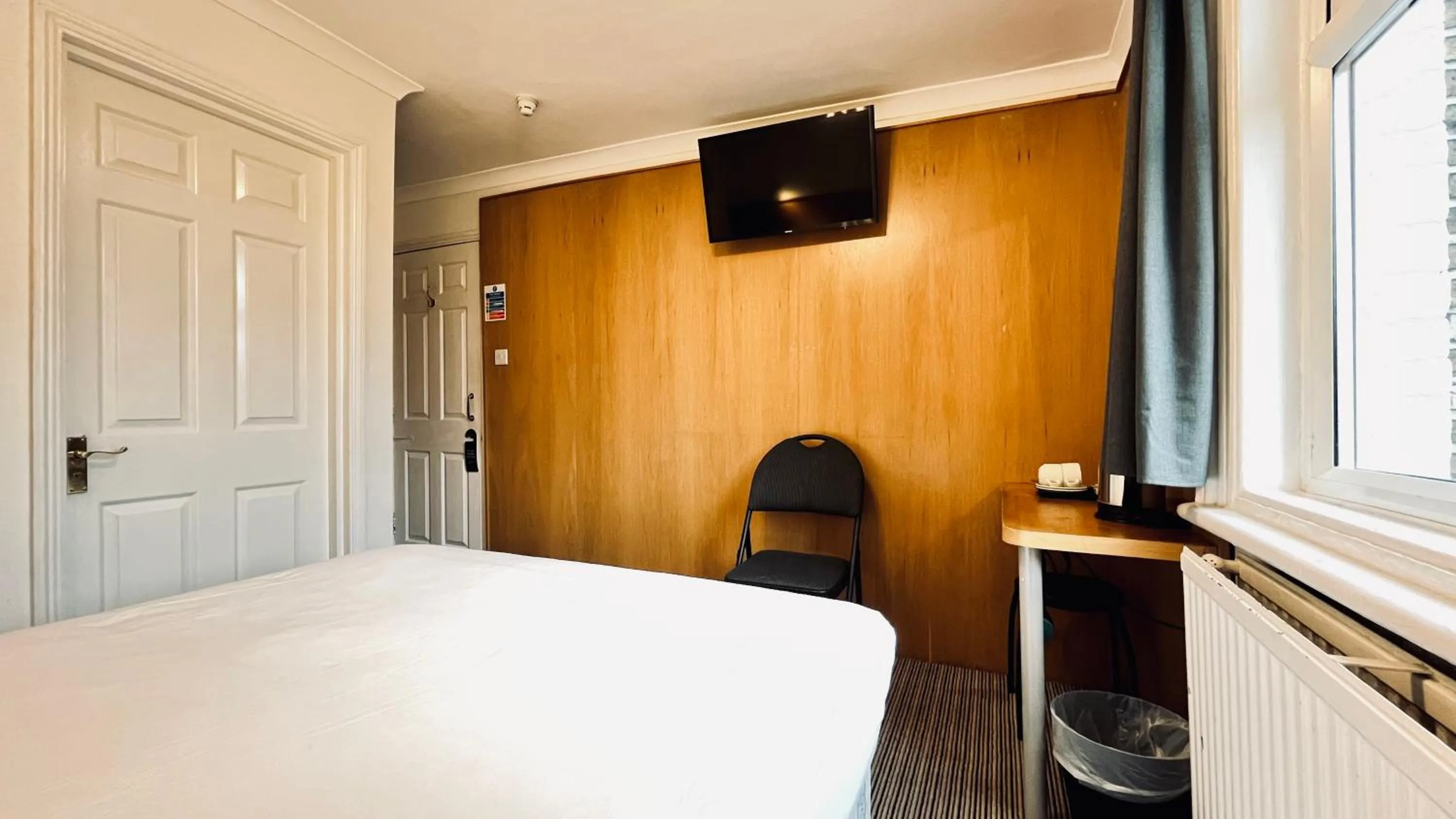 TV and multimedia, Bed in West Cromwell Hotel