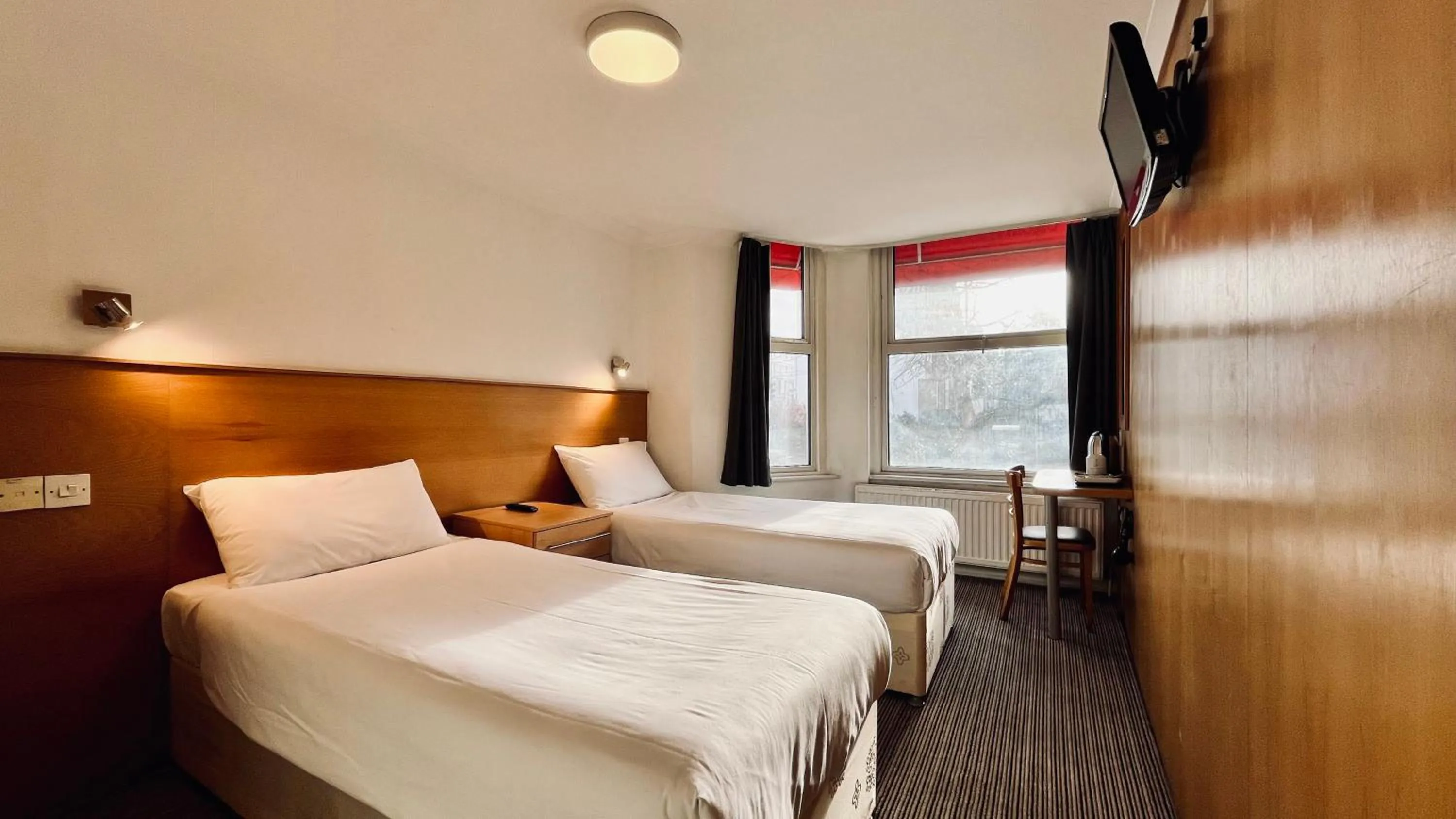 TV and multimedia, Bed in West Cromwell Hotel