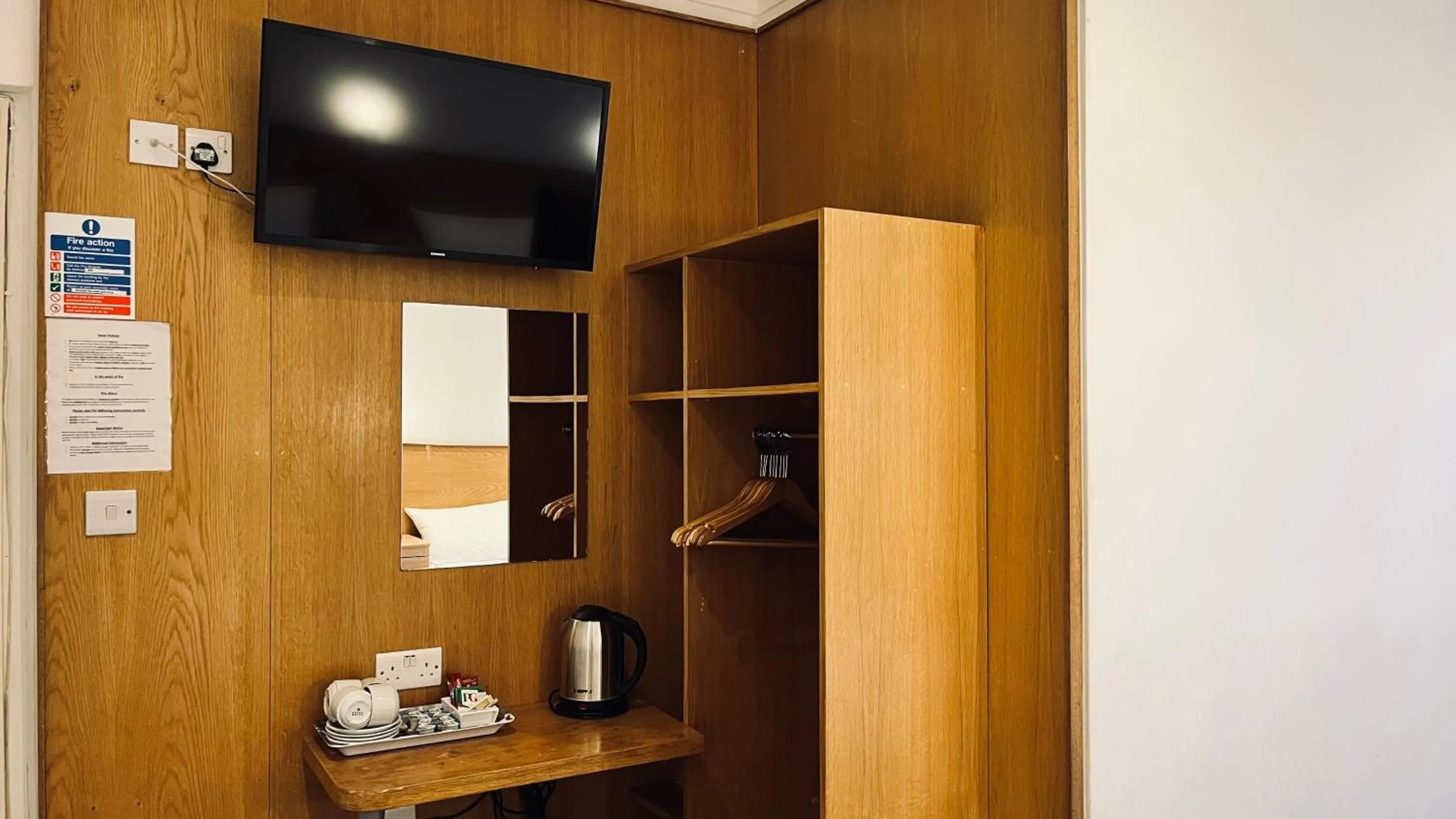 TV and multimedia in West Cromwell Hotel