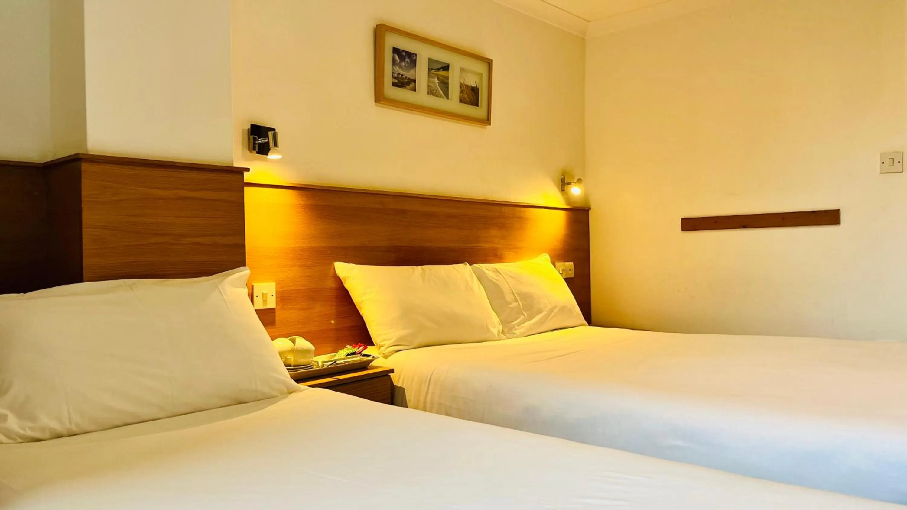 Coffee/tea facilities, Bed in West Cromwell Hotel