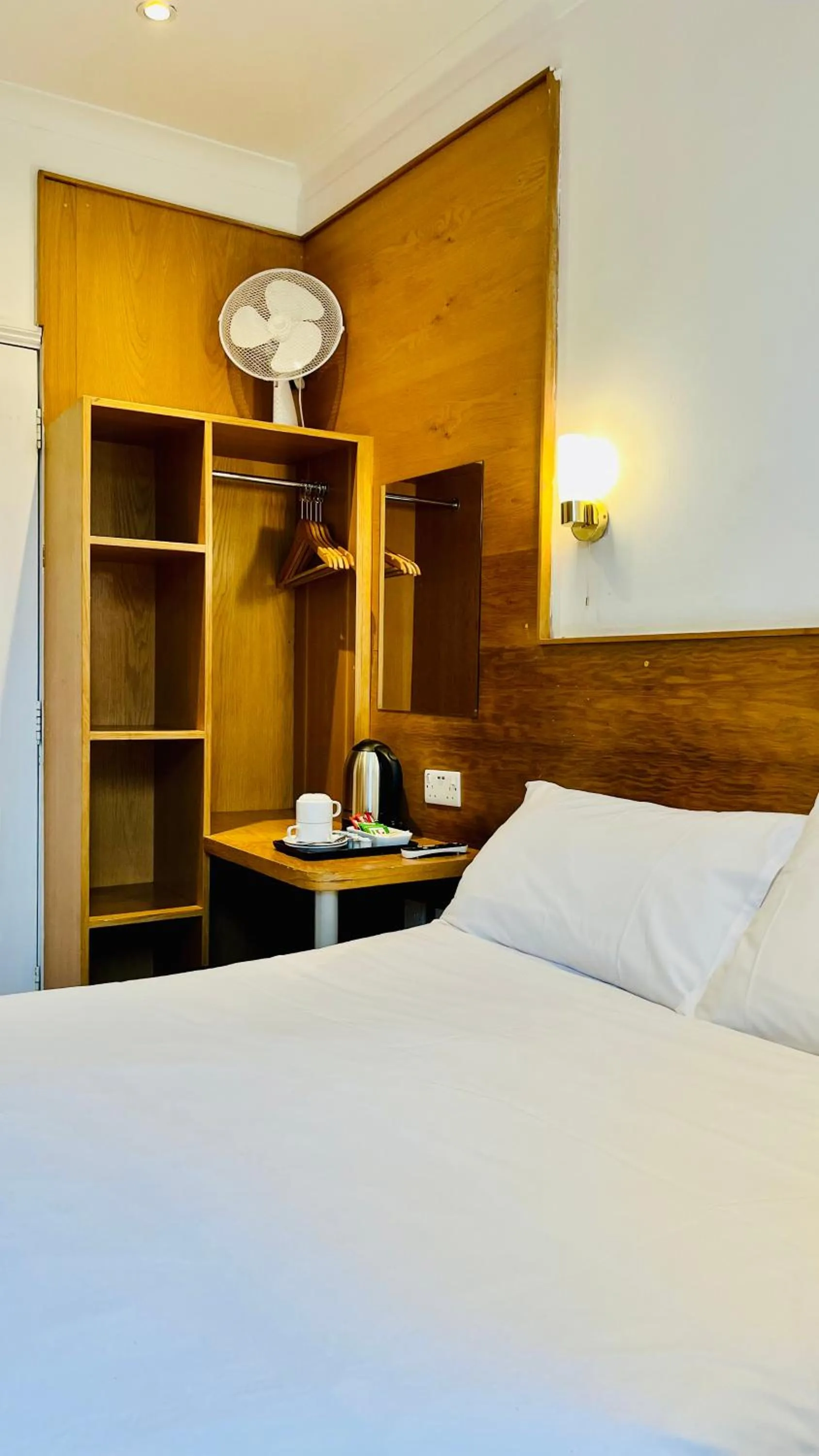 Coffee/tea facilities, Bed in West Cromwell Hotel