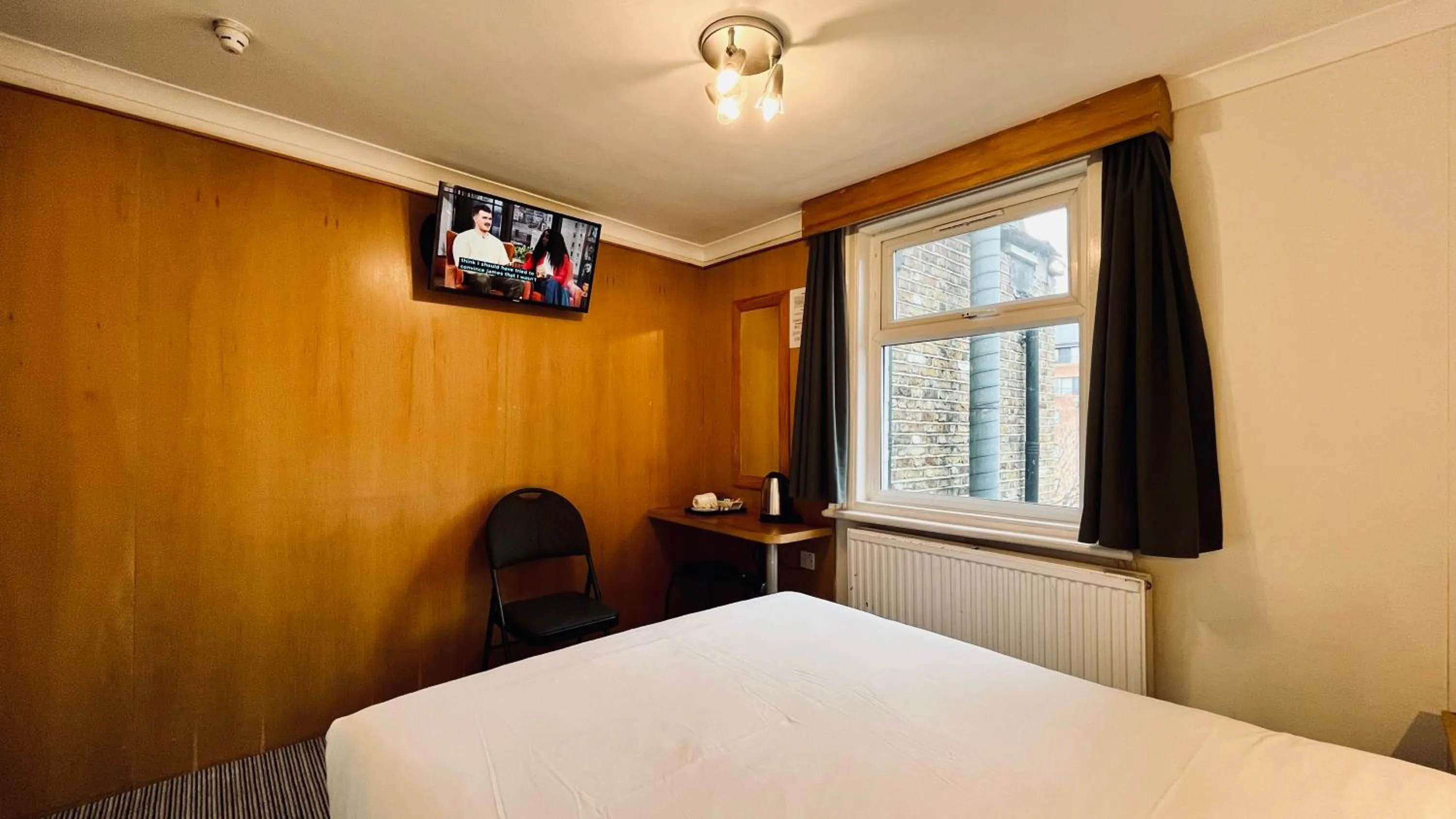 TV and multimedia, Bed in West Cromwell Hotel